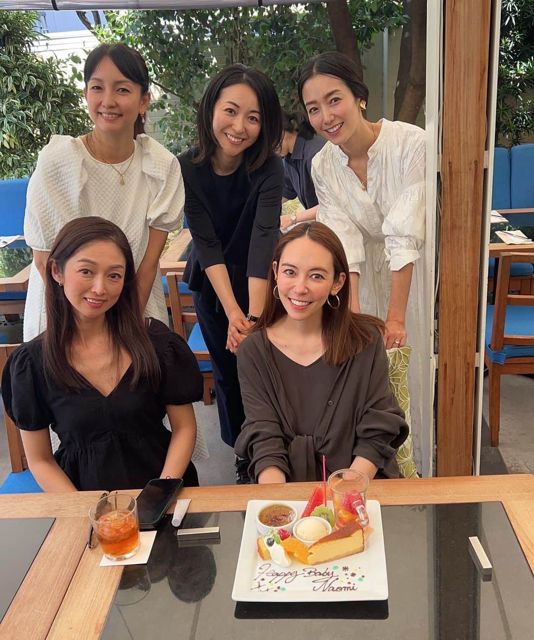 のインスタグラム：「先日、可愛い妊婦のなおみちゃんを囲んで、優子、かよちゃん、まりなちゃんとランチ\(//∇//)\  @naomiayukawa  @yuko_hashimoto8  @kayo_unicorno  @marina___mystyle   なおみちゃん、妊婦さんになっても変わらずスッキリとした感じで綺麗！！  幸せオーラが溢れていて、そのおこぼれを浴びてきました（笑）  この日は天気も良かったので、シカダのテラス席が気持ちいい(〃ω〃)  また出産前にでもゆっくり会えたらいいね〜╰(*´︶`*)╯♡  おめでとう〜！  #ママモデル#女子会#おめでとう#可愛い妊婦さん」
