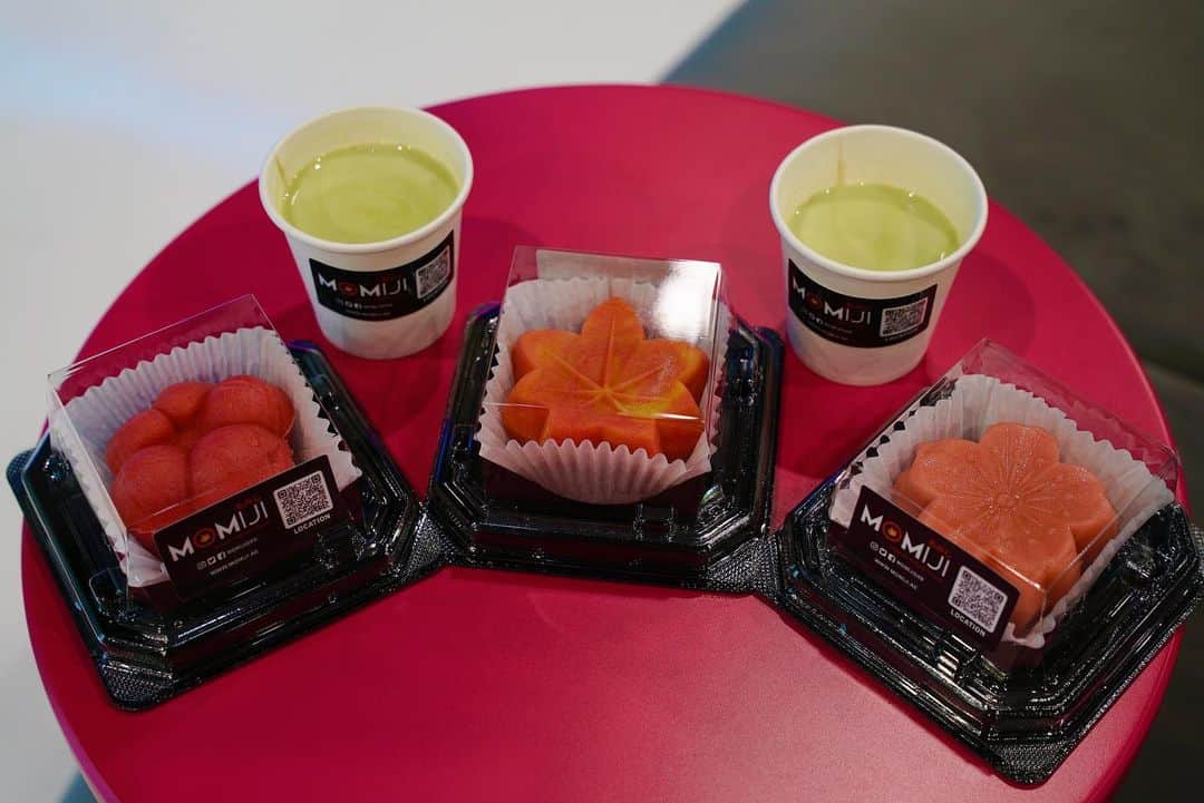 関口愛美のインスタグラム：「At the opening event of my solo exhibition at Dubai Mall, the Japanese restaurant "Momiji" was a big hit with their traditional Japanese sweets and matcha tea!🍁🍵  ドバイモールでの個展のオープニングイベントではドバイの日本食レストランMOMIJIの和菓子と抹茶が大好評でした🍁🍵  和菓子大好きなので練り切りがドバイで食べられるなんて感激でした😍  #momiji #japaneseauthenticrestaurant #japanesesweets #dubaimall #dubai #もみじ　#和菓子 #レセプション #ケータリング」