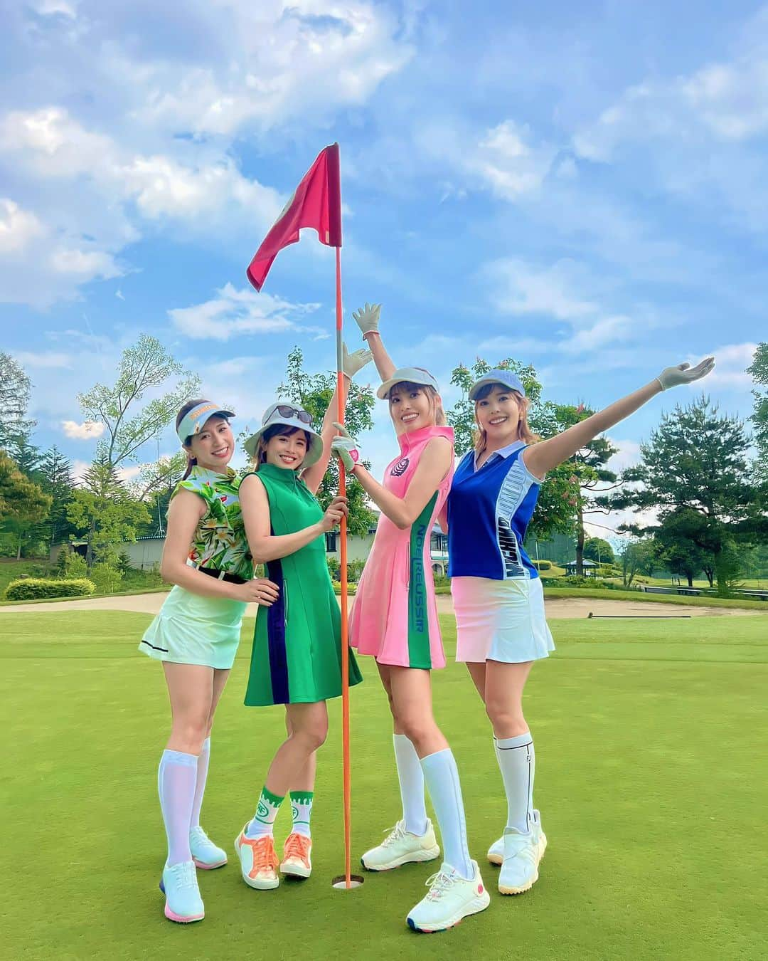 YUKAさんのインスタグラム写真 - (YUKAInstagram)「おはようございます☀ この間ゴルフ女子旅行ってきました〜⛳️ in小淵沢カントリークラブ　@kobuchizawa.cc  なんと言っても雨の日でも晴れの日でも 全日カート乗り入れ可‼️ 最高すぎません？🥹 ⁡ 初日は @kobuchizawa_golfacademy_ikigai  アカデミーの先生３名に一緒に回っていただいて贅沢なラウンドレッスン⛳️😍 ⁡ 1からスイングを治されるのではなくて 今のスイングにあった改善点や、ちゃんと1人1人に合ったレッスンをしてくれて、凄く勉強になったしゴルフ欲が更に上がりました🥹❣️ ラウンドレッスン後コンペで2度も女子ベスグロも取れたし本当いい感じです😍笑 ⁡ ゴルフの後は皆でヨガ！🧘🏽‍♀️✨ 久しぶりにやると凄い気持ちも癒された〜 @kobuchizawa_art_and_wellness  ⁡ そして、夜は @restaurant.keyspring で🍽❤️ 甲州牛本当に美味しすぎた🥹！！ ⁡ 周りの環境も色々と揃いすぎて また行きたいな〜☺️ ⁡ 本当は次の日ラウンド予定だったけど 雨で中止だったので🥲 また必ずリベンジいくぞ😍 ⁡ 最高の女子旅でした☺️❣️ ⁡ #ゴルフ好き #ゴルフ #ゴルフラウンド #ゴルフ女子 #ゴルフ上手くなりたい #ゴルフスイング #ゴルフスイング動画 #ゴルフコーデ #ゴルフ男子 #ゴルフ好きな人と繋がりたい #ゴルフバカ #ゴルフ好きな人と仲良くなりたい #ゴルフウェア #おしゃれさんと繋がりたい #お洒落 #スポーツ好き#フィラゴルフ #filagolf #golf #vg_fashion #golfstagram #golfwear #golfgirl #golfswing #골프여자#골프스타그램 #골프 #골프웨어」6月7日 6時07分 - golf_yuka3405