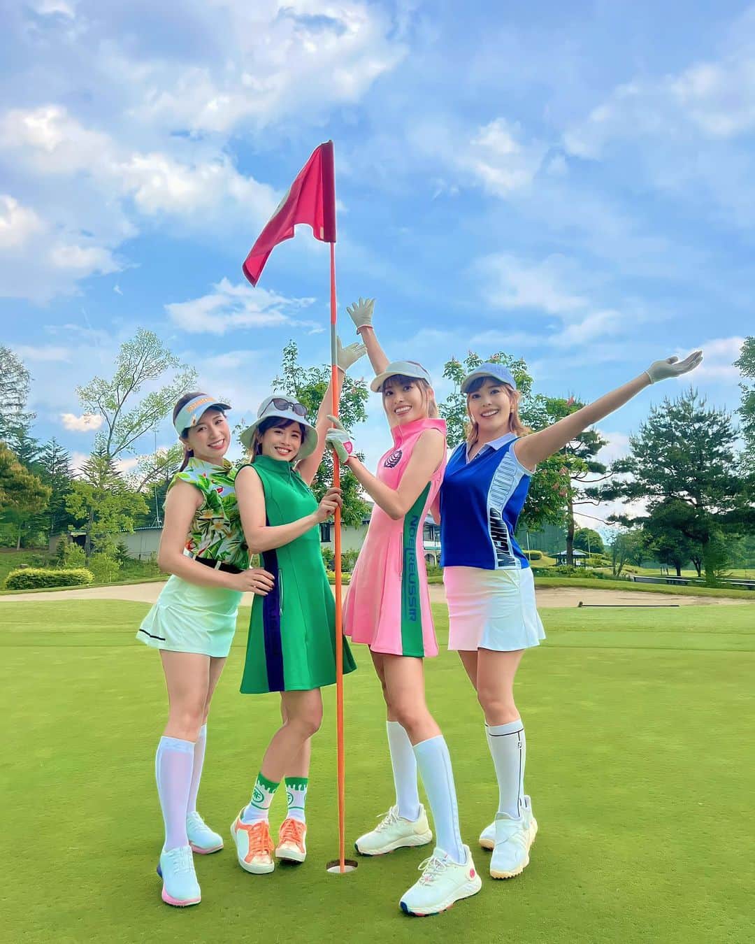 のインスタグラム：「おはようございます☀ この間ゴルフ女子旅行ってきました〜⛳️ in小淵沢カントリークラブ　@kobuchizawa.cc  なんと言っても雨の日でも晴れの日でも 全日カート乗り入れ可‼️ 最高すぎません？🥹 ⁡ 初日は @kobuchizawa_golfacademy_ikigai  アカデミーの先生３名に一緒に回っていただいて贅沢なラウンドレッスン⛳️😍 ⁡ 1からスイングを治されるのではなくて 今のスイングにあった改善点や、ちゃんと1人1人に合ったレッスンをしてくれて、凄く勉強になったしゴルフ欲が更に上がりました🥹❣️ ラウンドレッスン後コンペで2度も女子ベスグロも取れたし本当いい感じです😍笑 ⁡ ゴルフの後は皆でヨガ！🧘🏽‍♀️✨ 久しぶりにやると凄い気持ちも癒された〜 @kobuchizawa_art_and_wellness  ⁡ そして、夜は @restaurant.keyspring で🍽❤️ 甲州牛本当に美味しすぎた🥹！！ ⁡ 周りの環境も色々と揃いすぎて また行きたいな〜☺️ ⁡ 本当は次の日ラウンド予定だったけど 雨で中止だったので🥲 また必ずリベンジいくぞ😍 ⁡ 最高の女子旅でした☺️❣️ ⁡ #ゴルフ好き #ゴルフ #ゴルフラウンド #ゴルフ女子 #ゴルフ上手くなりたい #ゴルフスイング #ゴルフスイング動画 #ゴルフコーデ #ゴルフ男子 #ゴルフ好きな人と繋がりたい #ゴルフバカ #ゴルフ好きな人と仲良くなりたい #ゴルフウェア #おしゃれさんと繋がりたい #お洒落 #スポーツ好き#フィラゴルフ #filagolf #golf #vg_fashion #golfstagram #golfwear #golfgirl #golfswing #골프여자#골프스타그램 #골프 #골프웨어」