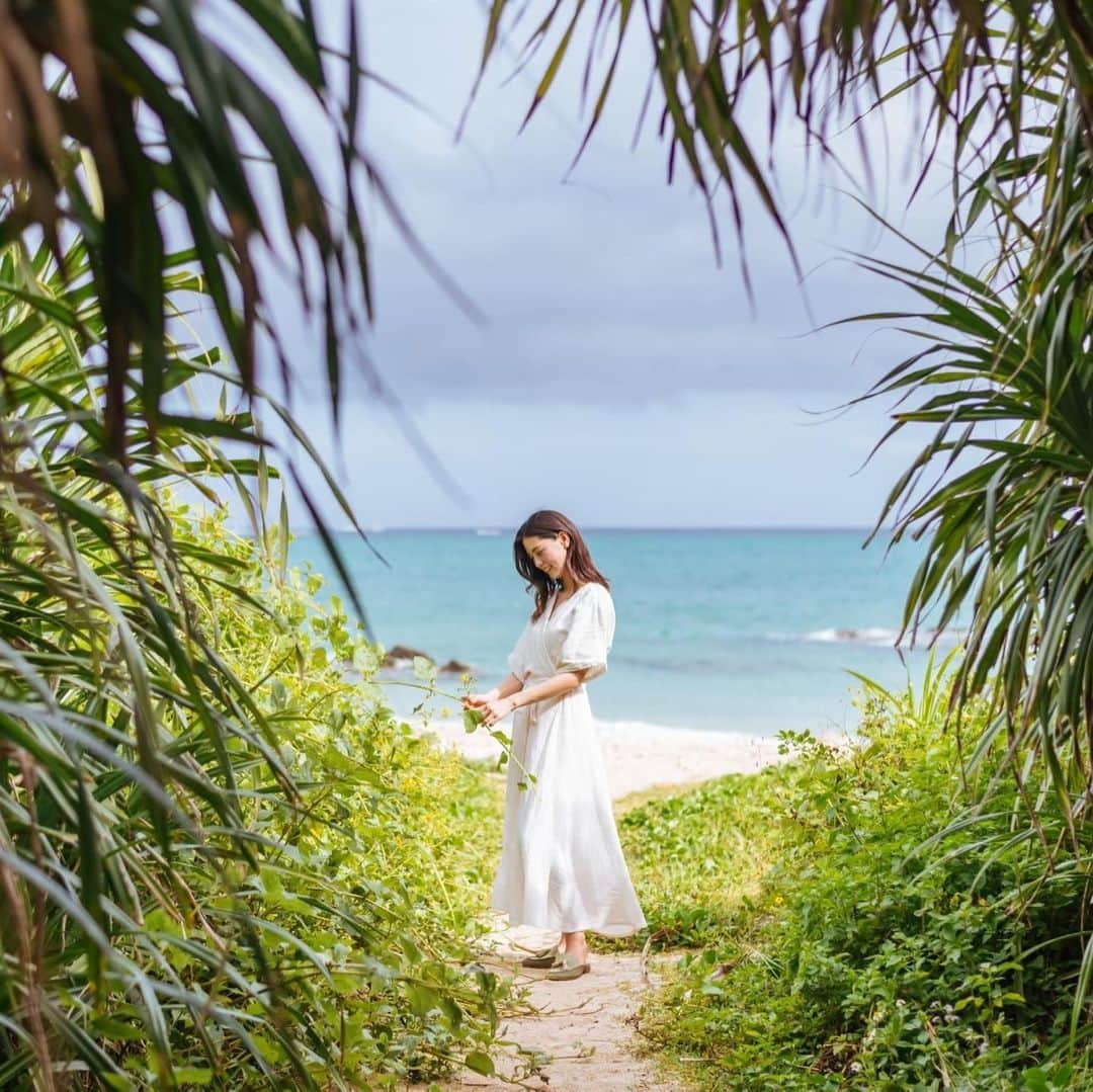宮城夏鈴のインスタグラム：「Okinawa 🫶🏻  思い出すのは、おばー。 子供の頃、熱を出すと、おばーの家に転がり込むのが好きだった私に、生のリンゴジュースを、手絞りで作ってくれたおばー。  リンゴジュースを朝イチに飲むのが最近習慣になった私は 沖縄から遠く離れた土地にいて 記憶をたどりながら、おばーに甘えられたあの頃に思いを馳せている。  実際にすりおろし器を使ってリンゴジュースを絞ろうと思うと 凄い大変なんだよね笑 良くあれ出来たよなーと。おばーの愛情に尊敬と感情でいっぱい😮‍💨✨  今年の旧盆前には『肝愛さ』をYoutubeで公開しようと考えています！その時におばーとの思い出を話せたらななんておもいながら速攻でエモーショナルになりすぎた今朝でした🫠」