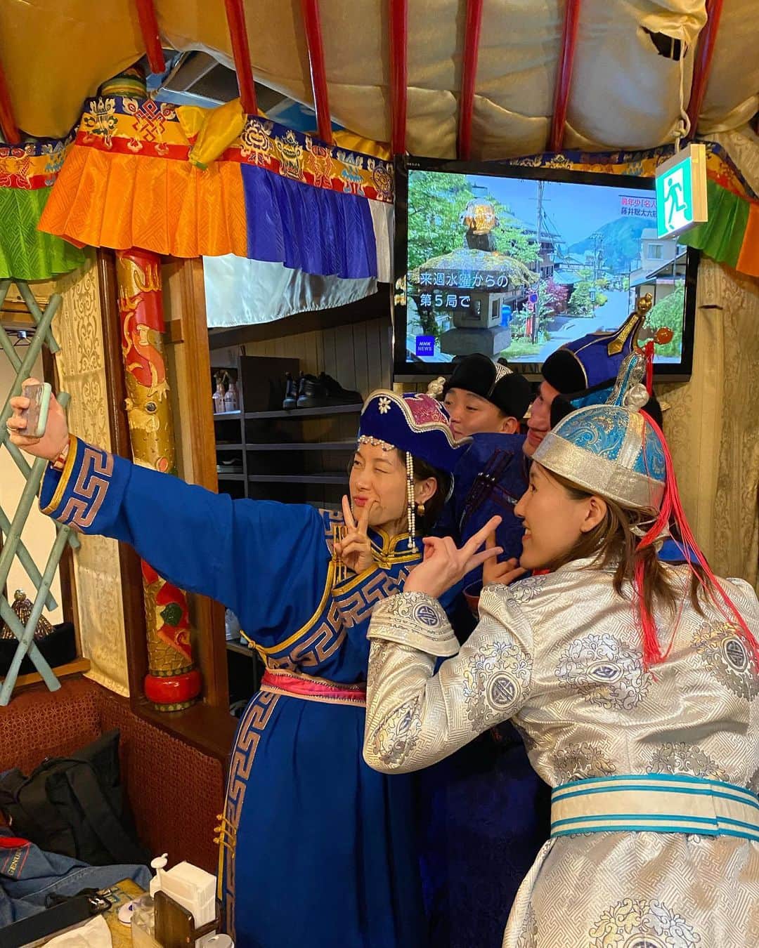 嘉瀬美月さんのインスタグラム写真 - (嘉瀬美月Instagram)「🇲🇳🍖🥄 ⁡ ┈┈┈┈┈┈┈┈┈┈┈┈┈┈┈┈┈┈┈┈┈┈┈┈ ⁡ ⁡ ⁡ ずっと行ってみたかったモンゴル料理屋さん🇲🇳 ⁡ なかなかモンゴル料理食べることないから、 ベックにオススメ教えてもらえて良かった🥹💓 ⁡ 思っていたより、あっさりしていて食べやすかった！ ⁡ 皆でモンゴルの伝統衣装着られたのも楽しかった〜❤️ またみんなで遊ぼうね！ ⁡ ⁡ ⁡ ⁡ #portrait #Japanese #Japanesemodel #Asian #tokyomodel #ポートレート #ポートレートモデル #東京写真部 #東京モデル #東京ポートレート #サロンモデル #サロモ #フリーランスモデル #攝影 #寫真 #攝影日記 #人像攝影 #얼스타그램 #긴머리 #사진 #モンゴル料理 #新宿ディナー #新宿ランチ #モンゴル #モンゴル文化 #国際交流 #新宿 #東京観光 ⁡ ⁡ ⁡ ┈┈┈┈┈┈┈┈┈┈┈┈┈┈┈┈┈┈┈┈┈┈┈┈」6月7日 6時14分 - meeeeetamm