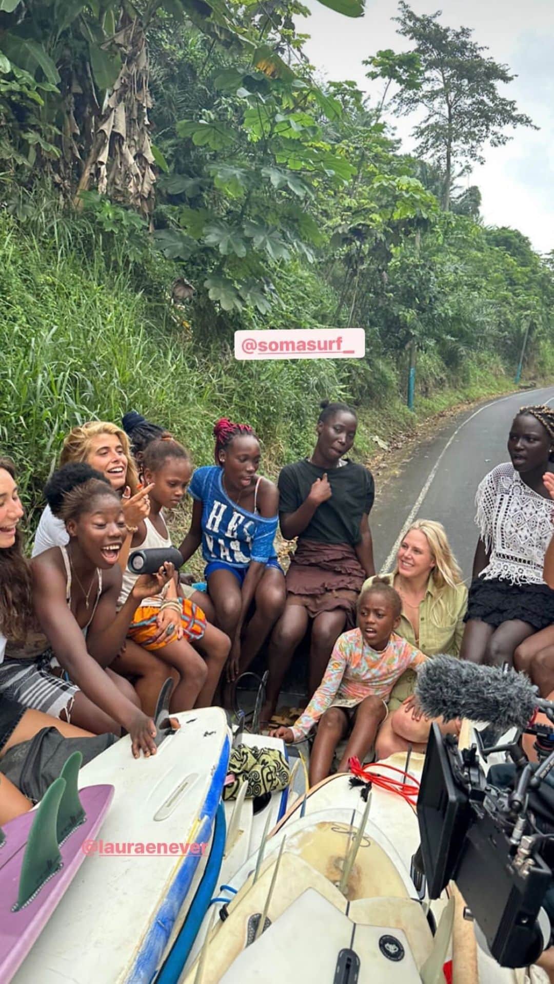 ローラ・エンバーのインスタグラム：「To & From the surf like this 😍😍😍😍 It was so fun surfing with you beautiful humans. @somasurf_ what you are doing for the community here is beyond incredible!!」