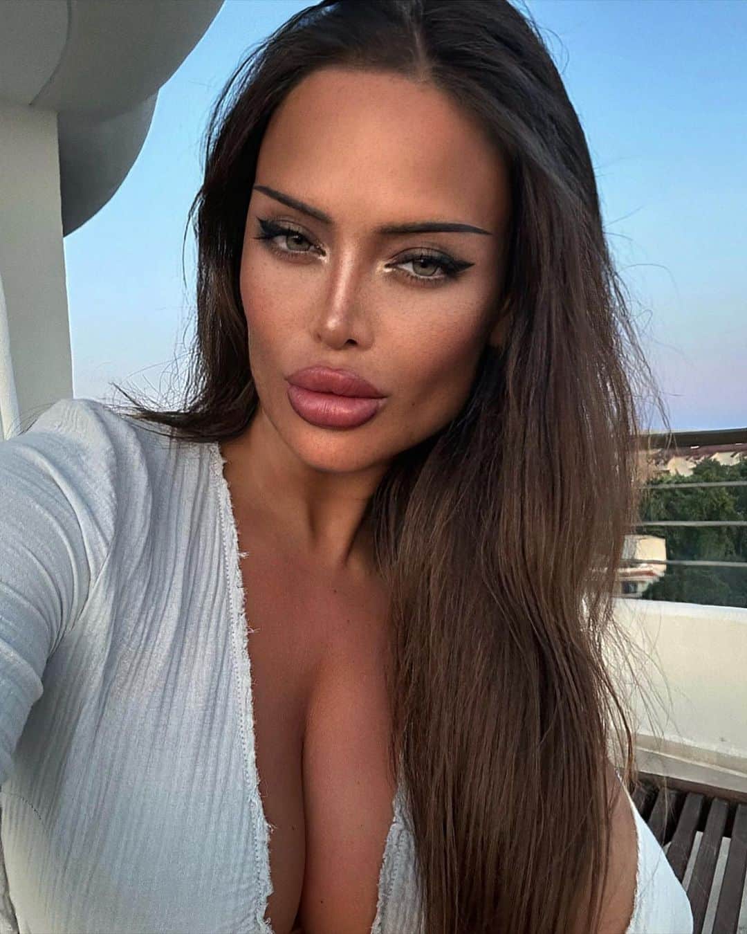 Nita Kuzminaのインスタグラム：「Она — воплощение Соблазна.. Я давал себе слово устоять, клялся не поддаваться, мысленно посылал ее к черту, но все тщетно. Ничего не выходит, когда она рядом… Я понимаю, что в этом мире я могу противостоять всему, кроме соблазна в ее лице. Она мастерски плетет паутину соблазнов, не оставляя мне ни единого шанса выбраться из этой зависимости. Стоит ей поманить меня пальцем и я, как завороженный,  поддаваясь соблазну иду за ней.. Как только она появляется, мелкие мурашки сладостной дрожи предательски расползаются по всему моему телу. И только я знаю, и знает она, что за внешним спокойствием внутри, у меня бушует шторм… Страсть, порожденная ей, испепеляет меня изнутри, и не оставляет ни единого шанса спастись 🖤🔪」
