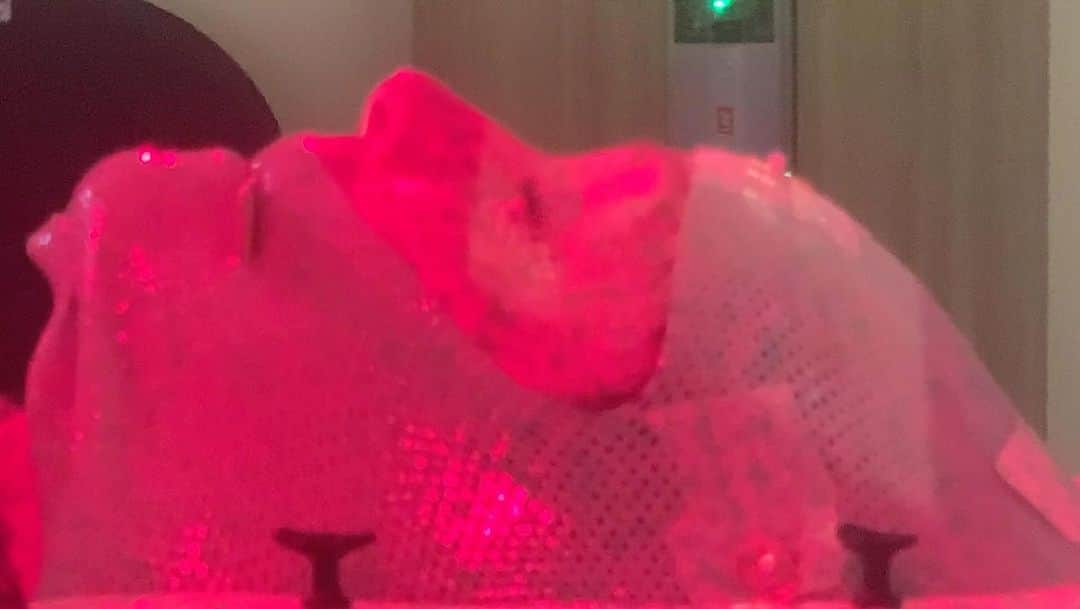 シャナン・ドハーティーのインスタグラム：「January 12, 2023.  On January 5th, my ct scan showed Mets in my brain. Yesterdays video was showing the process of getting fitted for the mask which you wear during radiation to your brain. January 12, the first round of radiation took place. My fear is obvious. I am extremely claustrophobic and there was a lot going on in my life.  I am fortunate as I have great doctors like Dr Amin Mirahdi and the amazing techs at cedar sinai.  But that fear…. The turmoil….. the timing of it all…. This is what cancer can look like.」