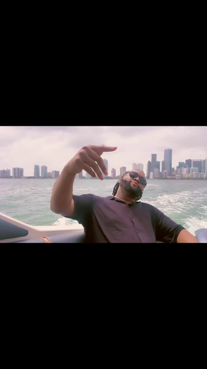 デイミアン・リラードのインスタグラム：「#BigBallin  Coordinates Deluxe Out Now!  Directed by Me Edited by @rileybrownpdx  Shot by @freshflight98 @doedoefarms1 @chefkennyjames  Executive Produced by @damianlillard @frontpagehits @grandnationxl」