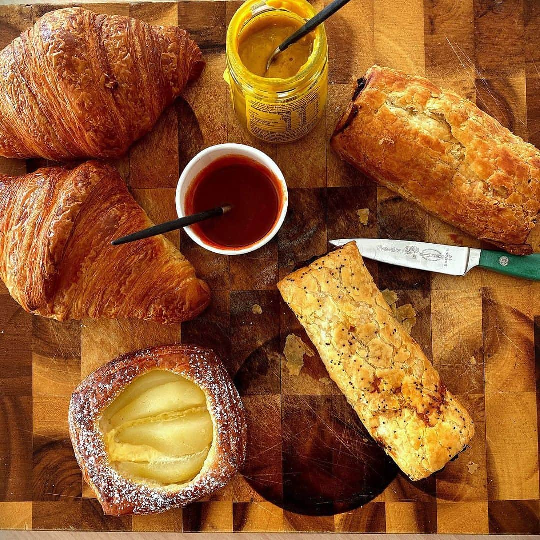 ナイジェラ・ローソンさんのインスタグラム写真 - (ナイジェラ・ローソンInstagram)「Breakfast blessings from the Bourke Street Bakery! The sausage rolls are what I aim for: my favourite pork and fennel at the back; lamb and harissa, also wonderful though, at the front. I’m not actually a breakfast person, but only a fool would turn down a @bourkestreetbakeryoz sausage roll! #sydney #sydneyeats #bourkestreetbakery PS Should add that the picture is not taken on site – board and mess all my own!」6月7日 6時58分 - nigellalawson