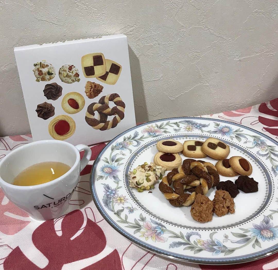 葵さんのインスタグラム写真 - (葵Instagram)「至福時間💓 @juchheim1909  ユーハイムのテーケベックのクッキーがロングセラーなわけが納得！！ 見た目も可愛くて、美味しすぎる♡  製法や味、食感など7種類様々で、1箱で十分楽しめます。 ココナッツやピスタチオなどサクサクでおいしい🎶 もうすぐ父の日だからプレゼントにも最適です！  #ユーハイム#ユーハイムアンバサダー #至福時間#クッキータイム#おいしいクッキー#クッキー祭り#おうちカフェ#テーゲベック#ビスケット#純正自然 #おやつ#おやつ時間  ユーハイムさまよりお菓子をいただきました」6月7日 7時12分 - dolphin_coconut
