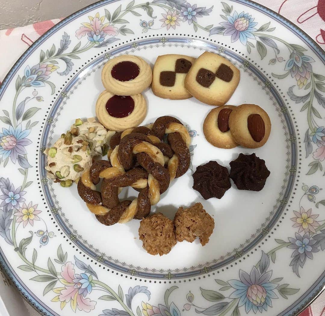 葵さんのインスタグラム写真 - (葵Instagram)「至福時間💓 @juchheim1909  ユーハイムのテーケベックのクッキーがロングセラーなわけが納得！！ 見た目も可愛くて、美味しすぎる♡  製法や味、食感など7種類様々で、1箱で十分楽しめます。 ココナッツやピスタチオなどサクサクでおいしい🎶 もうすぐ父の日だからプレゼントにも最適です！  #ユーハイム#ユーハイムアンバサダー #至福時間#クッキータイム#おいしいクッキー#クッキー祭り#おうちカフェ#テーゲベック#ビスケット#純正自然 #おやつ#おやつ時間  ユーハイムさまよりお菓子をいただきました」6月7日 7時12分 - dolphin_coconut