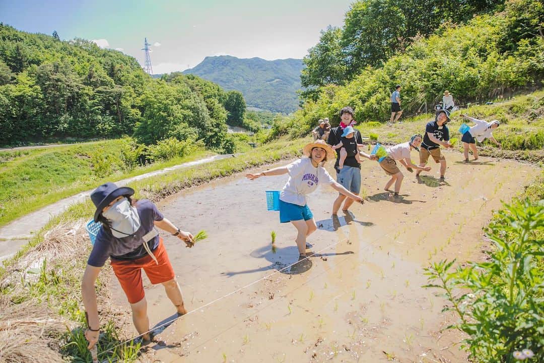 福田瞳さんのインスタグラム写真 - (福田瞳Instagram)「先週末は群馬の水上へ☺︎ @sanazawa_terrace さんで田植えを体験して来ました♡ 東京の大雨が嘘のように水上はめちゃくちゃ天気良くて最高でした♡ 2023.6.4 #群馬#水上#さなざわ㞢テラス  #田植え#田植え体験」6月7日 7時06分 - fukudahitomi610