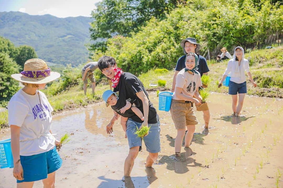 福田瞳さんのインスタグラム写真 - (福田瞳Instagram)「先週末は群馬の水上へ☺︎ @sanazawa_terrace さんで田植えを体験して来ました♡ 東京の大雨が嘘のように水上はめちゃくちゃ天気良くて最高でした♡ 2023.6.4 #群馬#水上#さなざわ㞢テラス  #田植え#田植え体験」6月7日 7時06分 - fukudahitomi610
