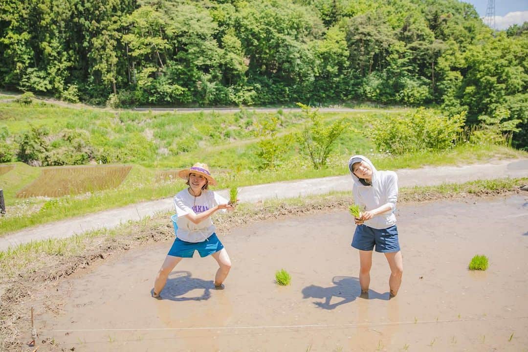 福田瞳さんのインスタグラム写真 - (福田瞳Instagram)「先週末は群馬の水上へ☺︎ @sanazawa_terrace さんで田植えを体験して来ました♡ 東京の大雨が嘘のように水上はめちゃくちゃ天気良くて最高でした♡ 2023.6.4 #群馬#水上#さなざわ㞢テラス  #田植え#田植え体験」6月7日 7時06分 - fukudahitomi610