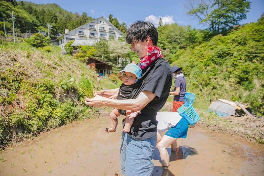 福田瞳さんのインスタグラム写真 - (福田瞳Instagram)「先週末は群馬の水上へ☺︎ @sanazawa_terrace さんで田植えを体験して来ました♡ 東京の大雨が嘘のように水上はめちゃくちゃ天気良くて最高でした♡ 2023.6.4 #群馬#水上#さなざわ㞢テラス  #田植え#田植え体験」6月7日 7時06分 - fukudahitomi610