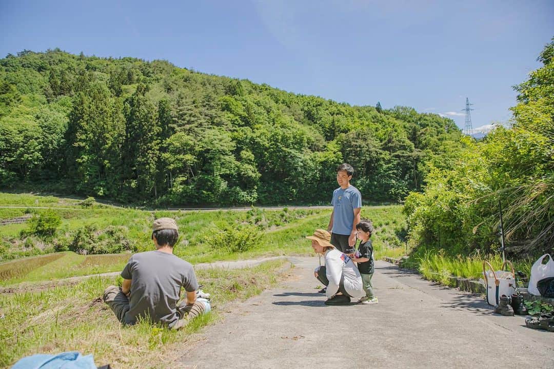 福田瞳さんのインスタグラム写真 - (福田瞳Instagram)「先週末は群馬の水上へ☺︎ @sanazawa_terrace さんで田植えを体験して来ました♡ 東京の大雨が嘘のように水上はめちゃくちゃ天気良くて最高でした♡ 2023.6.4 #群馬#水上#さなざわ㞢テラス  #田植え#田植え体験」6月7日 7時06分 - fukudahitomi610