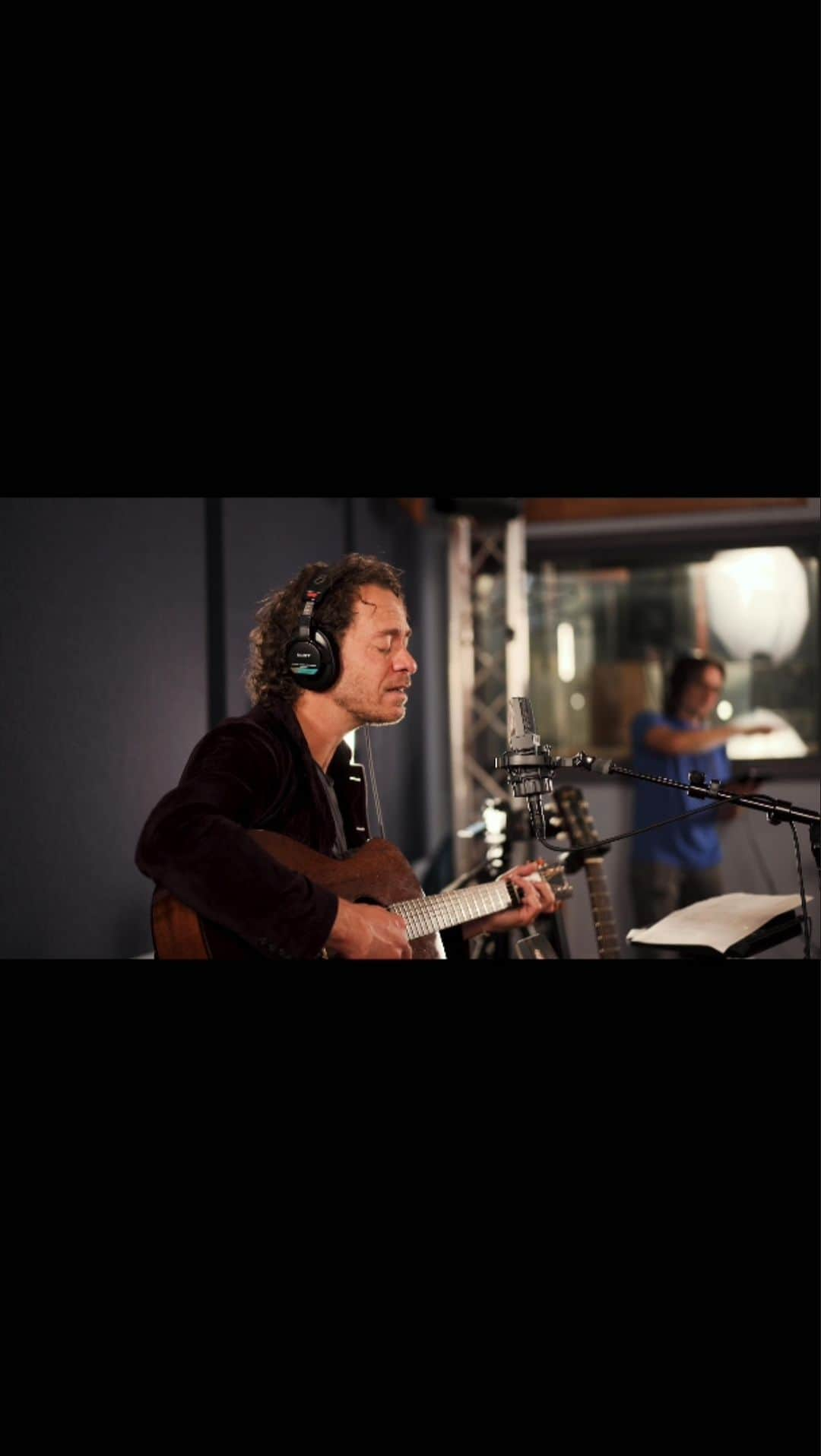 エイモス・リーのインスタグラム：「Hey all, did a few songs with a really amazing string quartet here in Philly and want to share the videos with y’all. The first song is “With You” coming out tomorrow at 12pm CT / 1pm ET. Stoked for you to watch and listen. These arrangements are the foundations for the orchestra versions we are doing with @philorch at @manncenter on July 20th. We are so so excited for that show and all the orchestra shows we have coming up, so we wanted to share a taste of these incredible arrangements with you.」