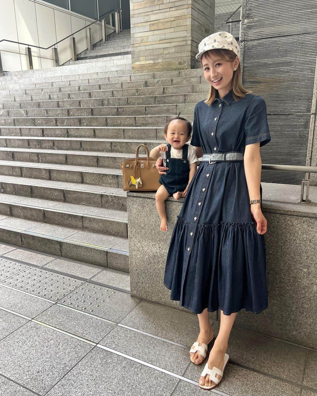 あすかのインスタグラム：「ㅤ ㅤ 今日はお仕事で東京に✈️ 今月は忙しすぎるけど、 楽しみも沢山すぎるから頑張る🫶🏼 男4人で頑張ってね〜👶🏻👶🏽👦🏻👨🏻‍🦱  ㅤㅤ  mama ㅤ op： @dior  bag&casquette&sandal ： @hermes  ㅤ  #dior#hermes#ディオール#ディオールコーデ#エルメス#エルメスプレタ#バーキン25#ママコーデ#ママファッション#30代コーデ#お出かけコーデ#親子コーデ#親子リンクコーデ#デニムコーデ#男の子ママ#三兄弟#三兄弟ママ#夏コーデ#1歳#1歳男の子   ㅤㅤ」