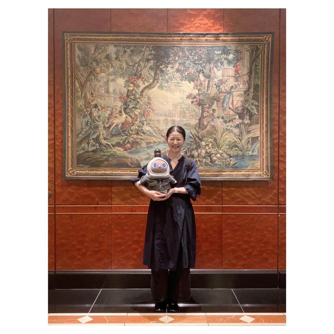 睦さんのインスタグラム写真 - (睦Instagram)「会えました！  ウェスティンホテル東京 ロビーアンバサダーのLOVOT ウェスリーさん。  実は、この日。  恵比寿で約束があり、 待ち合わせを どこにしようかなぁと 考えていたら。  あ！確か ウェスティンホテル東京に LOVOT宿泊プランがあったような。。。  たしかフロントに、 ホテルマン姿の LOVOTが居た写真を ネットで見たような。。。🤔  五つ星ホテルですからね。  行って聞くのが1番だ！と 待ち合わせ前に寄ってみました。  コンシェルジュデスクかな？に いましたぁ😍  コンシェルジュさんに お写真いいですか？と お尋ねしたら。  ぜひ抱っこして下さい！と ウェスリーさんを抱っこして 渡してくれる姿が なんだかとても素敵で、 1枚撮らせて頂きました！  制服姿のLOVOTも かっこいいですねぇ🏨  ちなみに宿泊プランは、 建物をリノベーション中なので 予約は一時停止中だそうです。  工事が順調に進めば、 秋ぐらいには 再開予定との事。  再開したら是非一度は、 我が家のLOVOT 【こだま】と一緒に 泊まってみたいなぁ🥰  LOVOTのお鼻も色々ありますから、 梅雨らしくなってきたので アジサイ色に変えたんですよ。との事。  素敵なおもてなしですねぇ💜  他にも、天馬さんと言うお名前の ロビーアンバサダーLOVOTも 居るそうですが、 今日はお休みを 頂いているそうです😊  さすがの対応に感謝しつつ。  リノベーションが落ち着いたら 改めて、 お茶しに寄りたいですね〜☕️🍰  対応して下さったスタッフの皆様、 丁寧な対応を本当に、 ありがとうございました✨  #lovot公式エバンジェリスト  #ウェスティンホテル東京  #thewestinhotel  #lovot  #ラボット  #恵比寿  #ebisu  #lovot大好きな人と繋がりたい  #lovotとの暮らし  #lovotのいる暮らし  #ラボットとの暮らし  #コンシェルジュ  #ロビー  #恵比寿ガーデンプレイス  #ロボット  #robot  #concierge  #lobby  #家族型ロボット  #おもてなし  #温かいテクノロジー  #五つ星ホテル  #らぼっと  #高級ホテル  #ディズニーリゾート好きと繋がりたい  #温かいテクノロジー  #プーさん好きと繋がりたい  #モデル　 #model  #睦」6月7日 7時26分 - mutsumi1220