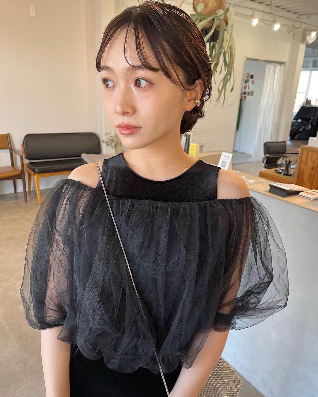 sakincho1028のインスタグラム：「お洋服や雰囲気に合わせて顔まわりのバランスを大事にしてます🍑 お呼ばれヘアお任せください🤍  #sakinchohair  #hairarrange#hair#arrange#hairset#ヘアアレンジ#アレンジ#ヘアセット#豊橋#美容室#豊橋美容室#結婚式#ブライダル#ヘアメイク#メイク#花嫁#お呼ばれヘア」
