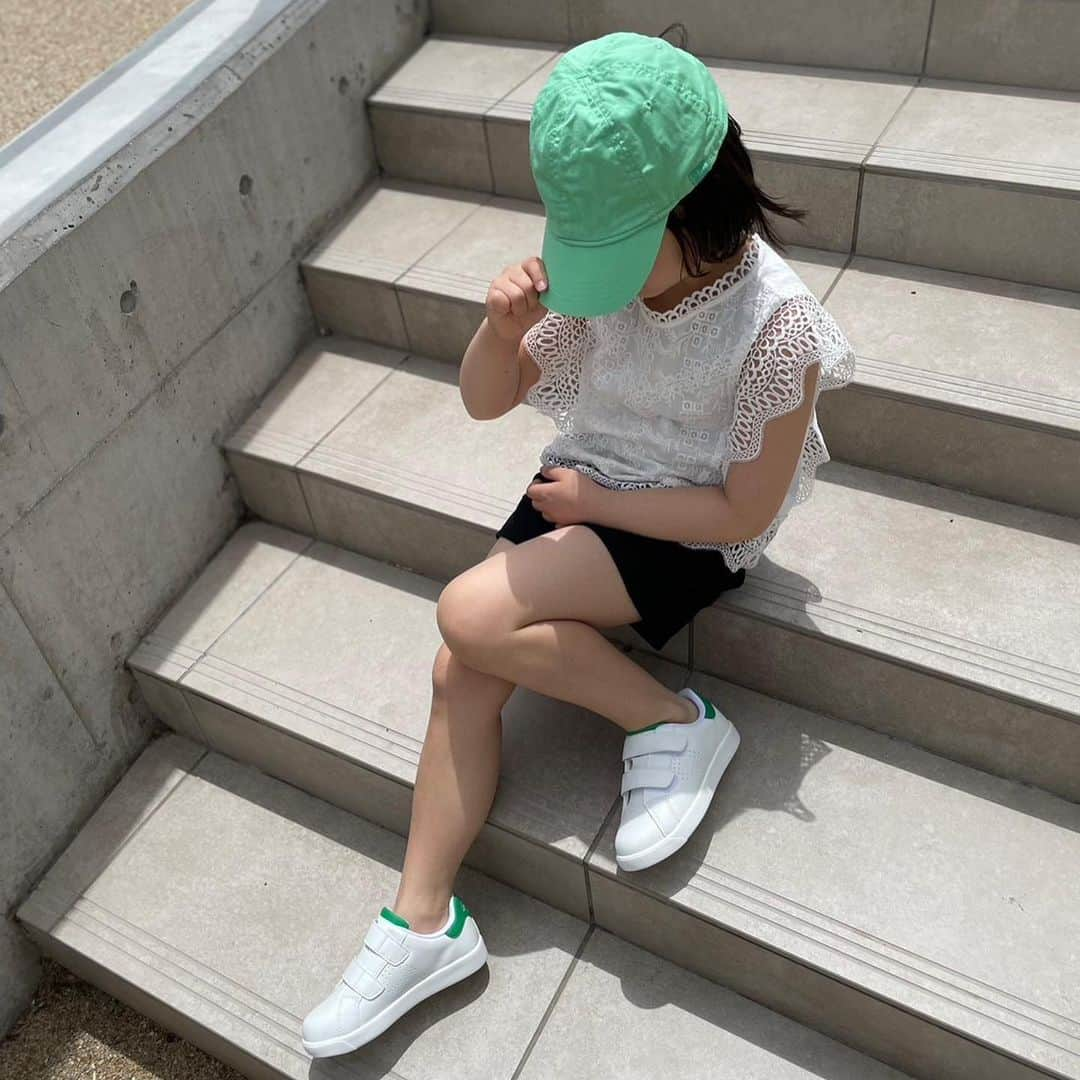 ayakonbubuさんのインスタグラム写真 - (ayakonbubuInstagram)「親子でお揃いの靴は @arnoldpalmer_shoes   シンプルなんだけど、ちょこんと傘のマークが可愛すぎる✨✨  kidsはベルトタイプなのも良いよね👍 こなきんは20cm履いてるよ！  kidsもたくさん色とか種類あるけど、 大人はもっと種類あるの‼️‼️‼️  歩くと中がふかふかして歩きやすいよ💕  #arnoldpalmer #アーノルドパーマー #arniearnoldpalmer #アーニーアーノルドパーマー #スニーカー #スニーカー女子 #サンダル #アウトドア #ファッション #スニーカーコーデ #親子コーデ #親子リンクコーデ#リンクコーデ#シミラールック #ママコーデ#ママファッション#骨格ストレート#骨格ストレートコーデ#シンプル#シンプルコーデ#カジュアルコーデ」6月7日 7時47分 - ayakonbubu