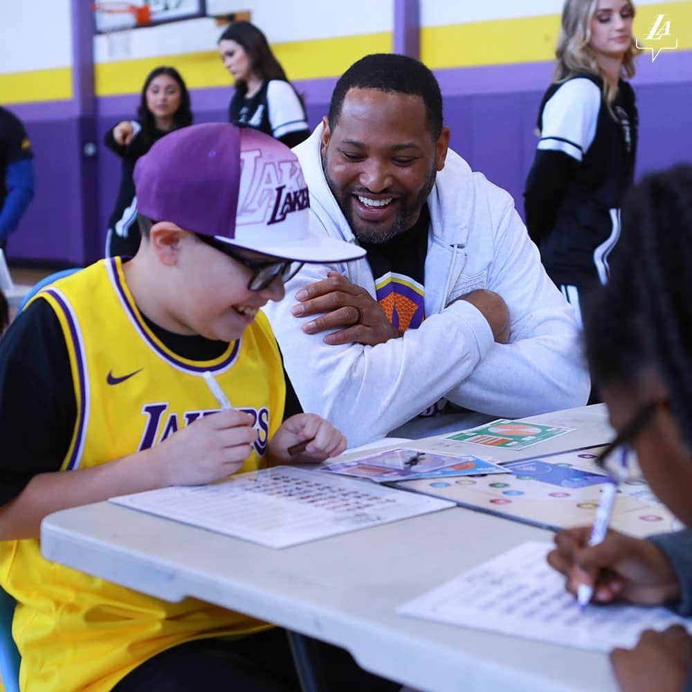 Los Angeles Lakersさんのインスタグラム写真 - (Los Angeles LakersInstagram)「Robert Horry pulled up to support students learning fundamental math skills with their favorite NBA players.   @comerica_bank x #MathHoops」6月7日 7時42分 - lakers