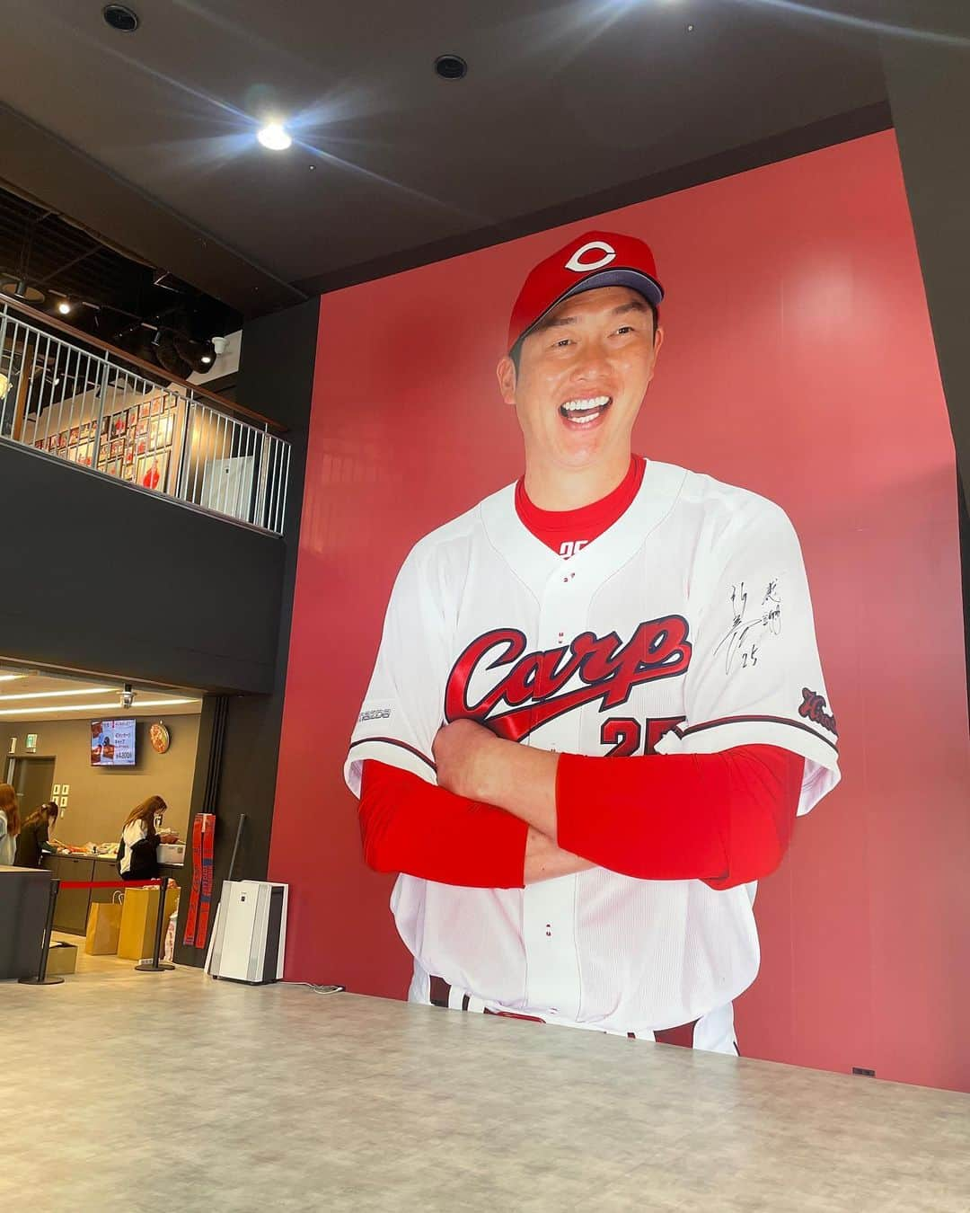 古田ちさこさんのインスタグラム写真 - (古田ちさこInstagram)「🏟️♥️ 今年初マツダ行った時の写真載せてなかった😗  マツダのビール、アサヒとキリンだけと思っていたらポテラバにクラフトビール二種類あった〜 ! 瀬戸内ヴァイツェンを飲みました🚢  戸根選手のコラボメニューだったかな？クリームソーダはお友達が頼んでたものちょっともらいました🍒  マツダで3連戦観るつもりが雨で2日潰れちゃってまだ1試合しか観られてない🥲全然堪能してない、早くまた行きたいな !  どこかの国家元首みたいな新井監督の大壁面ショットと大久野島のうさぎちゃんオブジェは抑えてました📸  タガメも撮ったけどストーリー載せたら不評すぎたので自重します😂 なんでタガメなん…  #広島カープ #マツダ #ズムスタ #マツダスタジアム #カープ #carp #カープ女子 #スタジアムグルメ #ビール女子 #ビール好きな人と繋がりたい」6月7日 7時56分 - chisakofuruta