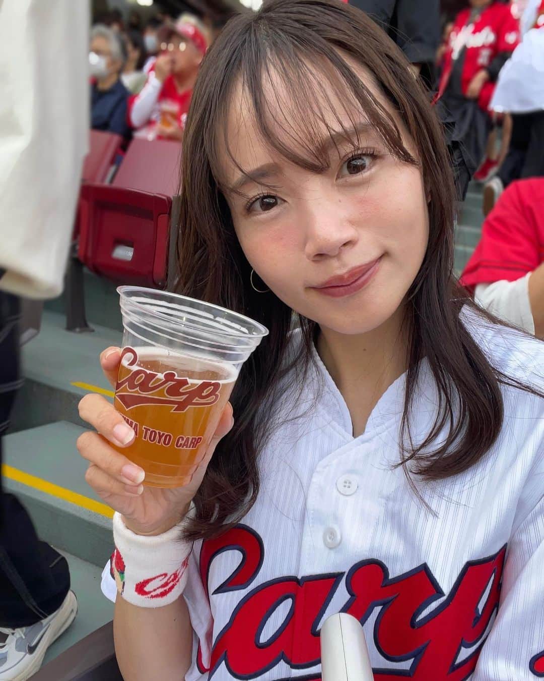 古田ちさこのインスタグラム：「🏟️♥️ 今年初マツダ行った時の写真載せてなかった😗  マツダのビール、アサヒとキリンだけと思っていたらポテラバにクラフトビール二種類あった〜 ! 瀬戸内ヴァイツェンを飲みました🚢  戸根選手のコラボメニューだったかな？クリームソーダはお友達が頼んでたものちょっともらいました🍒  マツダで3連戦観るつもりが雨で2日潰れちゃってまだ1試合しか観られてない🥲全然堪能してない、早くまた行きたいな !  どこかの国家元首みたいな新井監督の大壁面ショットと大久野島のうさぎちゃんオブジェは抑えてました📸  タガメも撮ったけどストーリー載せたら不評すぎたので自重します😂 なんでタガメなん…  #広島カープ #マツダ #ズムスタ #マツダスタジアム #カープ #carp #カープ女子 #スタジアムグルメ #ビール女子 #ビール好きな人と繋がりたい」