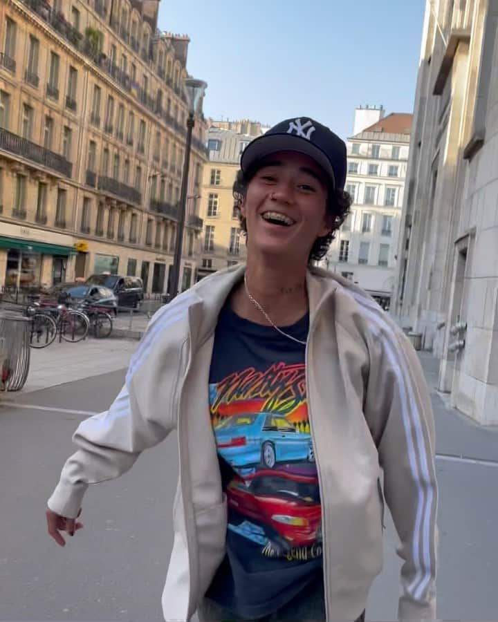 ジェニファー・ソトのインスタグラム：「Paris was lovely and I miss it 🥲 Fun little moment captured by 📹: @d_serr」