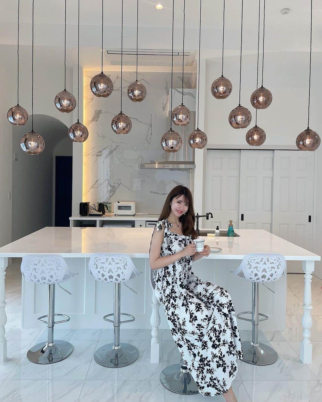 のインスタグラム：「＼fashion👗／ ⁡ 先日の @the_villa_santorini_awaji  で着ていた花柄ワンピース◡̈♥︎ ⁡ @shein_japan @shein_official  だよ🫶🏻 商品🆔 2806075 ⁡ ふんわりシルエットで可愛いし海とかリゾートで 着たい1着です🏝️💙 ⁡ 今クーポンコード：aya1520を入力すると ※6000円以下は15%オフ、 6000円以上のご購入で20％オフに🉐 ※有効期限：2023/06/30まで ⁡ チェックしてみてね🔍 ⁡ ここのヴィラめーっちゃ素敵だったので また別投稿でご紹介するね🥹🏝️🤍 ⁡ #SHEINコーデ #SHEIN #SHEIN購入品 #今日のコーデ #OOTD#リゾートワンピ #ドレス#ワンピース#高身長女子 #𝟣𝟨𝟪𝖼𝗆コーデ #30代コーデ #30代ファッション」