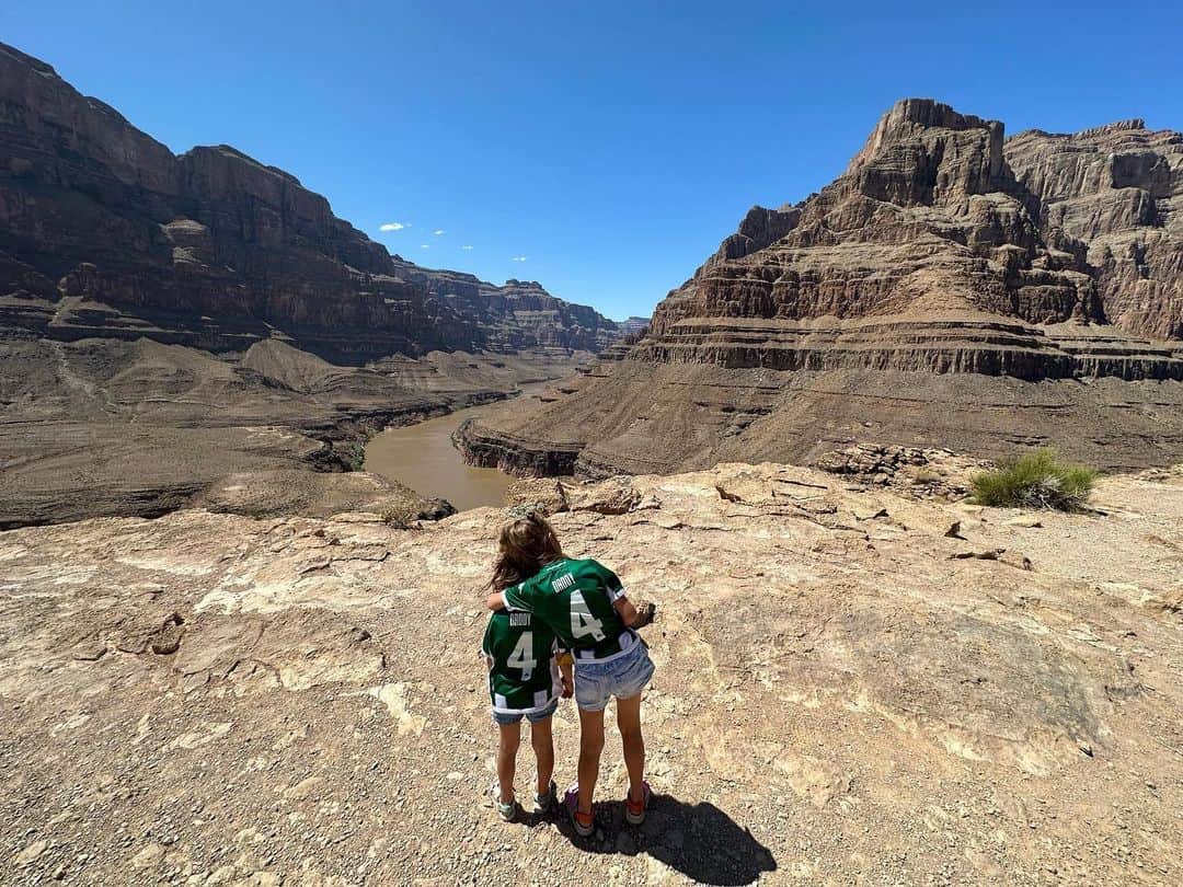 ルベン・ペレスのインスタグラム：「Hi green family , from the Grand Canyon, we want to say hello . See you soon . ☘️ @fcpanathinaikos」