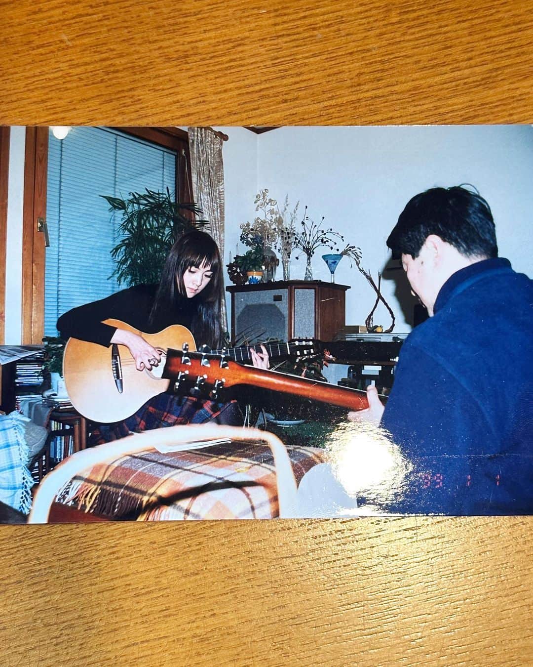 SHOKOさんのインスタグラム写真 - (SHOKOInstagram)「ボサノヴァの女王、アストラッド・ジルベルトの旅立ちを聞いて寂しい朝です。 私がギターを持ち始めた10代の頃、ビートルズやスタン・ゲッツの初歩的な曲が弾けるようになった頃すぐに「イパネマの娘」を弾きたいと思ったのが、本当の意味での、私のギターの始まり（写真2枚目が、私の初代ぺぺギター）。  私の叔父はボサノヴァのギタリストなので、学校帰りによく通い、教わっていました（写真3枚目、当時の写真）。その頃は熱心に練習していたので、大好きな曲「WAVE」も、叔父が教えてくれた特別な変わりコードで弾けるようになっていましたが、あれから何十年も経ち、ちょうど今年のお正月に叔父の家で、私と主人と3人でギターを持ってイパネマの娘を一緒にセッションしたり（素人の私だけ下手でしたが！）、この週末も、実家に行くと、風通しの良いリビングで父が大きな音で「イパネマの娘」のレコードを流していたり、私の代官山のお店ではアストラッド・ジルベルトの曲を頻繁に掛けていたり、夏に向けてボサノヴァを聴きたい想いも高まっていて、なんだか色々と気持ちが交差したところでした。  アストラッドの歌声と、ジョアン・ジルベルトやアントニオ・カルロス・ジョビンとの心地よいグルーヴ感が大好きでした。 素晴らしい作品は永遠ですね。これからも彼らの音楽を永遠に愛し続けます。 #AstrudGilberto」6月7日 8時17分 - shoko_london