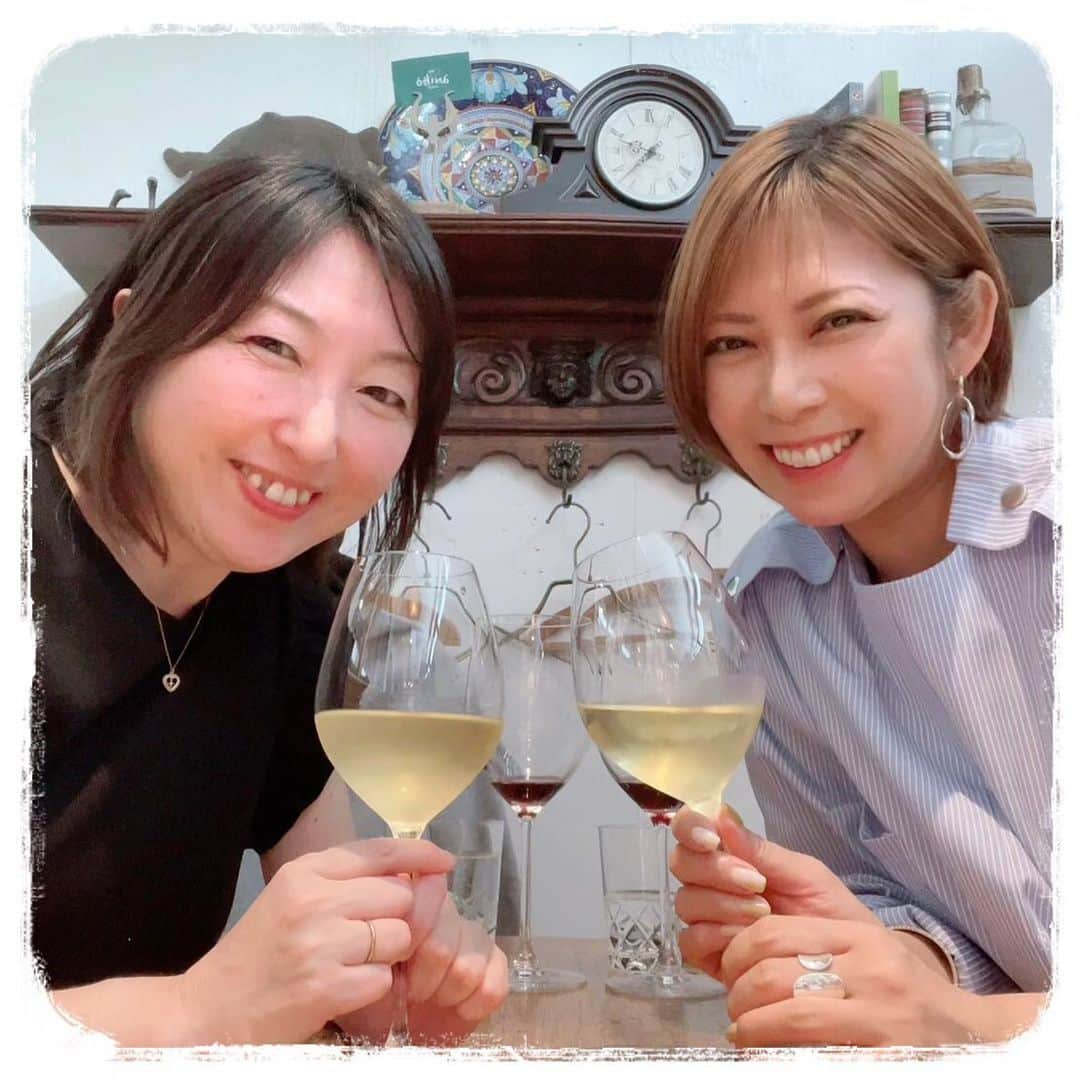 川野友美のインスタグラム：「「aniko」さん行ってきたよ🍷 ⁡ @aniko_akasaka  ⁡ 赤坂にある、イタリア"マルケ"の郷土料理と美味しいワインが味わえるお店❤️ 一度行ってからトリコですー✨ 素敵なマスターと美味しい料理とお酒！ 内装もこだわりある可愛い空間☺️ 最高すぎます😊 ⁡ ⁡ ママ友と急遽行ってタイミング良く少し待っただけで入れました！ いつも満席、予約必須です✨ ⁡ ⁡ そのまま帰る予定が飲み足りないから昼間なのに2軒目へ🤣 駅前のBar👍 「b&r」さん✨ 見たことないヒューガルデンのロゼを出してくれました😲 ⁡ ⁡ これでも話し足りなかったからまた近々行きましょう🥂 ⁡ ⁡ ⁡ #今日のコーデ #ootd #今日のコーディネート #39grammer #インスタグラマー  #公式サンキュグラマー #男の子ママ  #二児ママ  #2人育児  #兄弟  #model  #プチプラ #オシャレさんと繋がりたい  #写真好きな人と繋がりたい  #料理好きな人とつながりたい  #犬好きと繋がりたい #撮影依頼募集 #フリーモデル #撮影モデル #ママモデル #サロンモデル #赤坂 #イタリアン #バー #ママ友 #昼飲み #ワイン #shooting #japan #world」