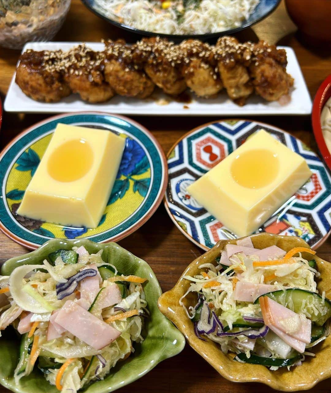 西山茉希さんのインスタグラム写真 - (西山茉希Instagram)「東京で初めてお蕎麦屋さんに行った時、 『東京の人は忙しいから蕎麦もわざわざまとめないんだな🙄💦』 と思いました。  へぎ蕎麦で育ったからです👀  #西山食堂 #流水麺はしまだや #楽ちんすぎた🫢  メカジキのハンバーグを名古屋の八丁味噌と生姜ダレとみりんで煮込む。  水戸のしょぼろ納豆にトリュフオイルとペッパー塩漬けを絡める。  ストックサラダ達を各自配給。  #火曜の蕎麦の日 #蕎麦丸める癖 #きっと県民性  さ、水曜日🏁」6月7日 8時24分 - maki.nshiyama50