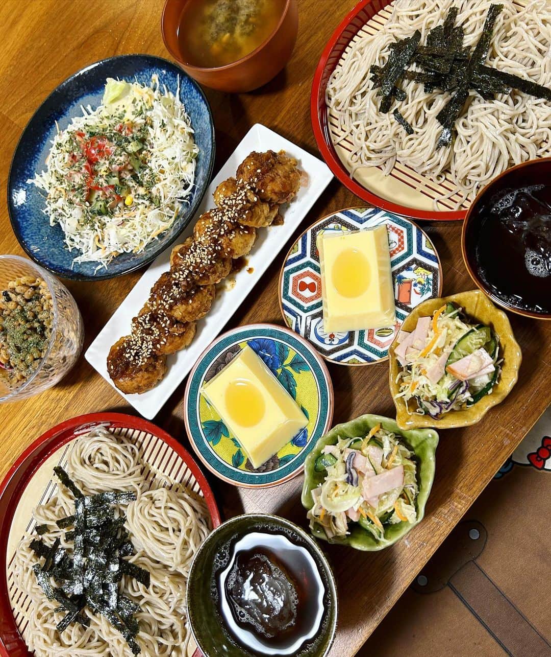 西山茉希さんのインスタグラム写真 - (西山茉希Instagram)「東京で初めてお蕎麦屋さんに行った時、 『東京の人は忙しいから蕎麦もわざわざまとめないんだな🙄💦』 と思いました。  へぎ蕎麦で育ったからです👀  #西山食堂 #流水麺はしまだや #楽ちんすぎた🫢  メカジキのハンバーグを名古屋の八丁味噌と生姜ダレとみりんで煮込む。  水戸のしょぼろ納豆にトリュフオイルとペッパー塩漬けを絡める。  ストックサラダ達を各自配給。  #火曜の蕎麦の日 #蕎麦丸める癖 #きっと県民性  さ、水曜日🏁」6月7日 8時24分 - maki.nshiyama50