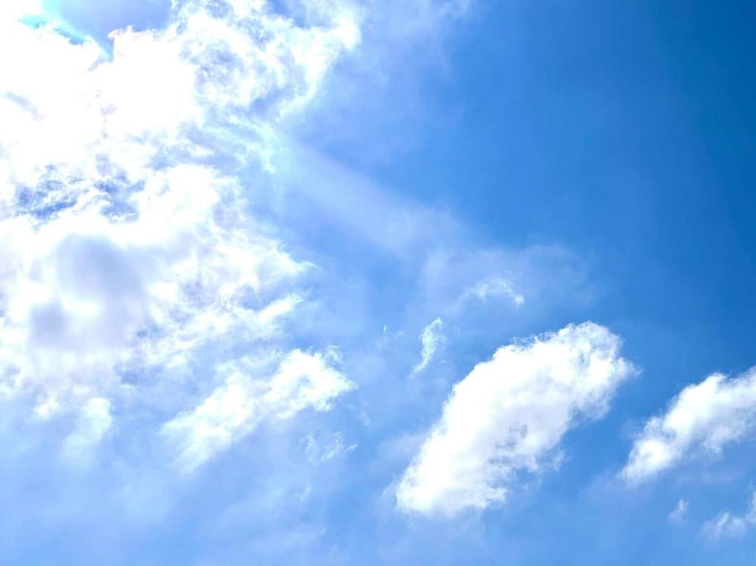 竹井亮介のインスタグラム：「2023年6月7日。 午前8時20分、東の空。 #今朝の色  #空」