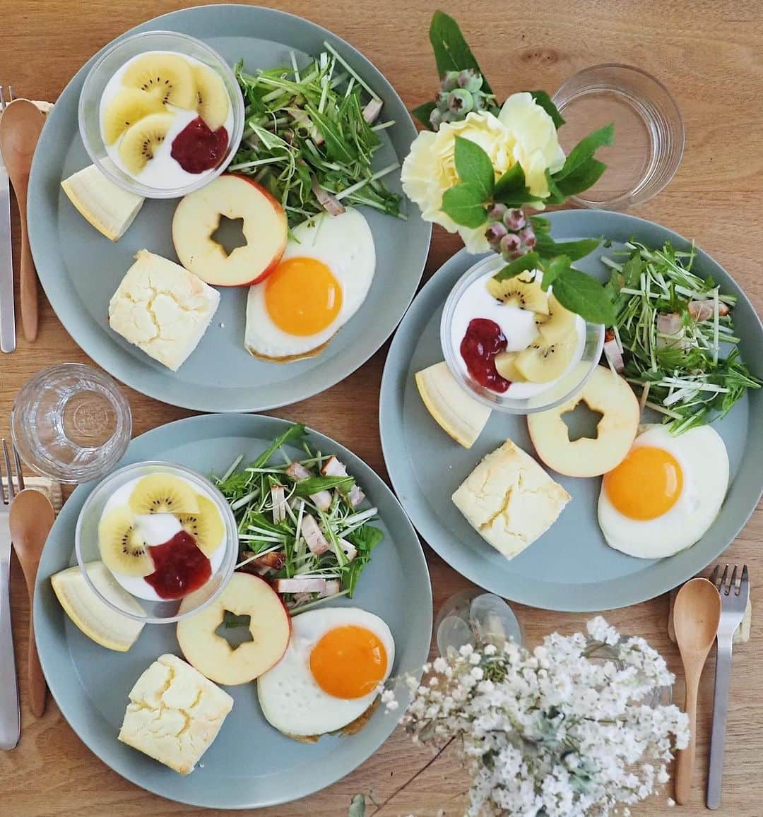 すずゆきさんのインスタグラム写真 - (すずゆきInstagram)「昨日と今日の朝ごはん ・ １枚目は今朝のメニュー 朝練に行く娘は先に食べさせたから のんびり撮影は2人分 韓国おにぎりのチュモクパフがおいしくて大好き✨ ・ ３枚目は昨日のメニュー 米粉のミックス粉で焼いたスコーンに マヌカハニーたっぷりかけていただきます😋 楽天スーパーセールでかなりお得になっている マヌカドクターさんのマヌカハニー🍯 暑かったり寒かったり気温の変化が大きい時期なので 喉をしっかり守りたい👍✨ ・ ・ 最近都心に向かう地下鉄の満員電車が復活でギュウギュウ😂 ぼんやりしてると押しつぶされる〜(つぶれるような大きさじゃないけど🤣) 2023.6.7 ・ ・ ・ ・ #朝ごはん#朝食#おうちごはん#おうちごはんlover#チュモクパフ#マヌカハニー#楽天スーパーセール#楽天スーパーセール購入品」6月7日 8時25分 - snow_bell95