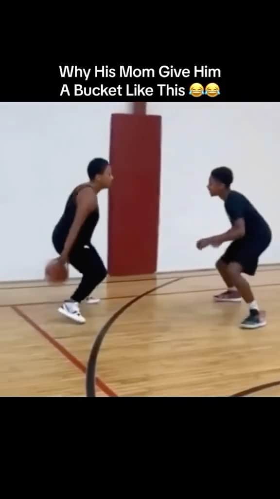 リュダクリスのインスタグラム：「Moms Givin Out Dat WORK! 🏀 🤦🏽‍♂️」