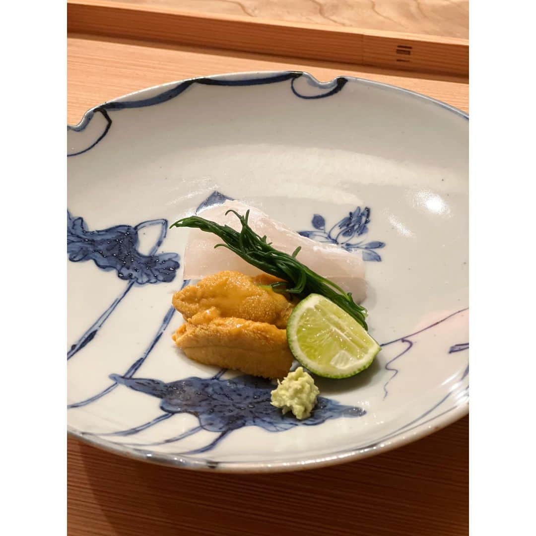 山内一世のインスタグラム：「けっこんび楽しんできてね〜 と白玉と両親に送り出してもらって、有難くゆっくりと🥢 9年目もよろしくね🤝  金沢の食材を繊細に活かした、 東茶屋なかむらさんへは2年ぶりに。 やっぱり特別に美味しくて、優しいお味に癒された🍶 また蟹の季節に行きたいなあ🦀 ありがとう☺️  #結婚記念日 #東茶屋なかむら」