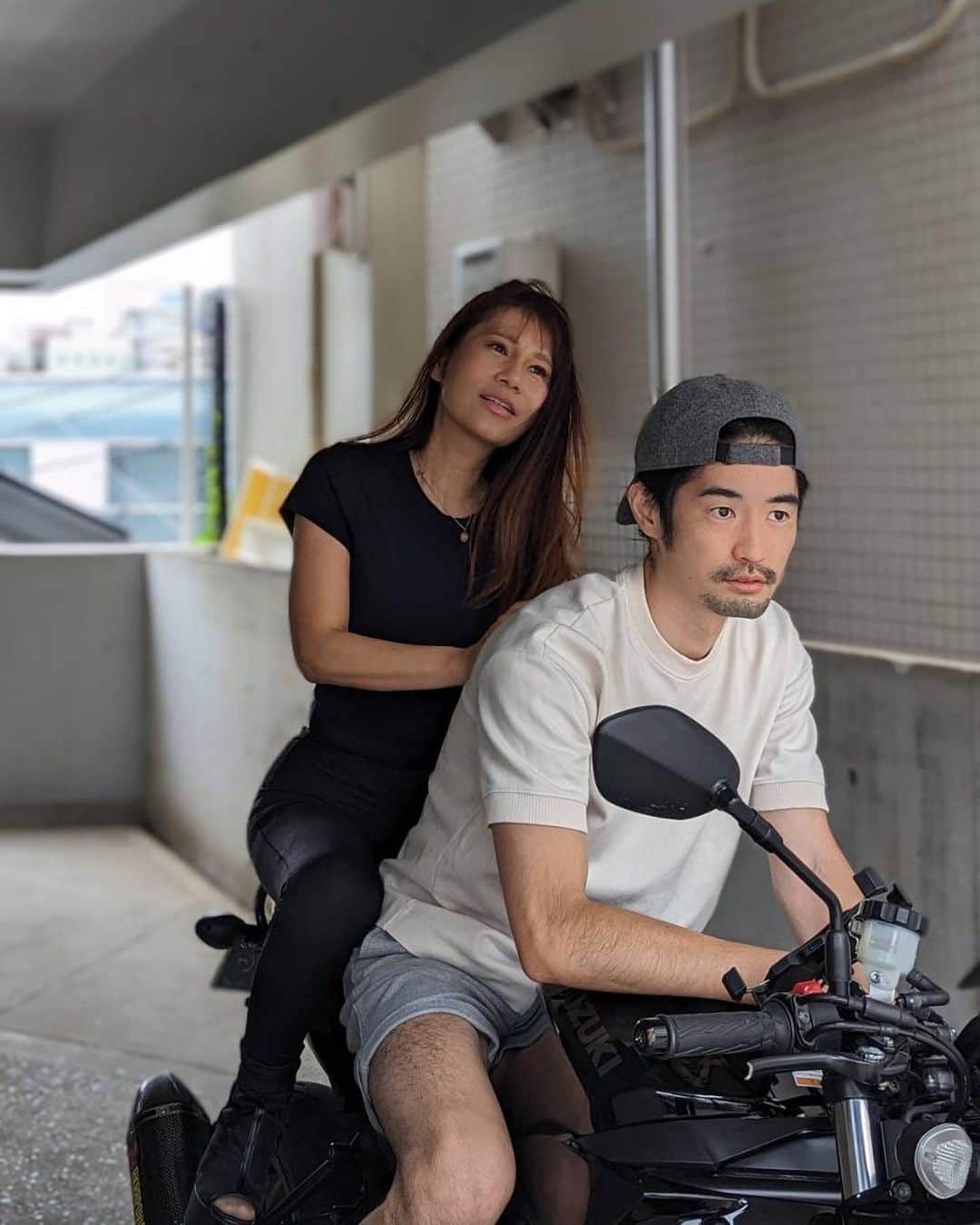 黒田美耶子さんのインスタグラム写真 - (黒田美耶子Instagram)「双子のモデルがバイクに跨ってeliteのオフィスに遊びに来てくれました。 オフィスにたまたまいた私とモデル面接官を担当してくれている姫野君は、仕事そっちのけでこのかっこいいバイクに食いついた🏍️ そして、モデルに写真を撮らせた。 そして、勝手に自らポージングをする2人🥲 どんなや…  是非、みなさん、お立ち寄りください。 #elitemodelmanagement  #elitejapan  #chatnoirmodelagency  #modelagency  #modelagencyjapan #モデル事務所シャノワール  #モデル事務所エリート」6月7日 8時38分 - miya_kuroda