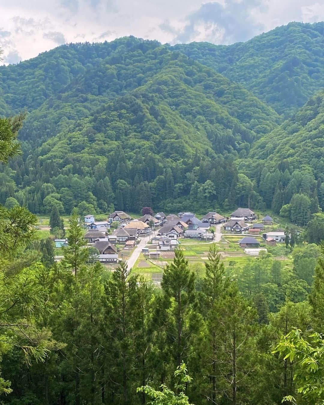 Rediscover Fukushimaのインスタグラム：「Join us exploring a village that looks straight out of a fairy tale! 🛖✨  Last week we were live on Facebook from Maezawa Magariya Shuraku (Maezawa L-Shaped Farm Houses) in Minamiaizu town, in Southwestern Fukushima prefecture! (Located approx. 2 hours by car from Aizu-Wakamatsu City in Fukushima, or Nikko in Tochigi pref.!).  Things that made a stroll around Maezawa truly memorable include:  🛖Its unique L-shaped houses with thatched roofs  🍃Relaxing along to the peaceful sounds of nature, from birds chirping and frogs croaking, to the shushing streams and hissing forests  📸Climbing up through the forest to a viewpoint from where there is an unparalleled view of the entire village, which seems cuddled in a green blanket of forest-covered mountains  🌼Seeing its many colorful flowers currently in bloom!  Check out our livestream on Facebook, or visit our website for more information (link in stories)!   Would you like to visit this village? 🤩  #fukushima #visitfukushima #maezawa #maezawavillage #minamiaizu #travel #japantravel #japantrip #visitjapanjp #visitjapanau #visitjapanid #visitjapanes #visitjapanus #beautiful #beautifuljapan #traditionaljapan #japaneseculture #japancountryside #countrylife #lshapedhouse #architecturelovers #historylovers」