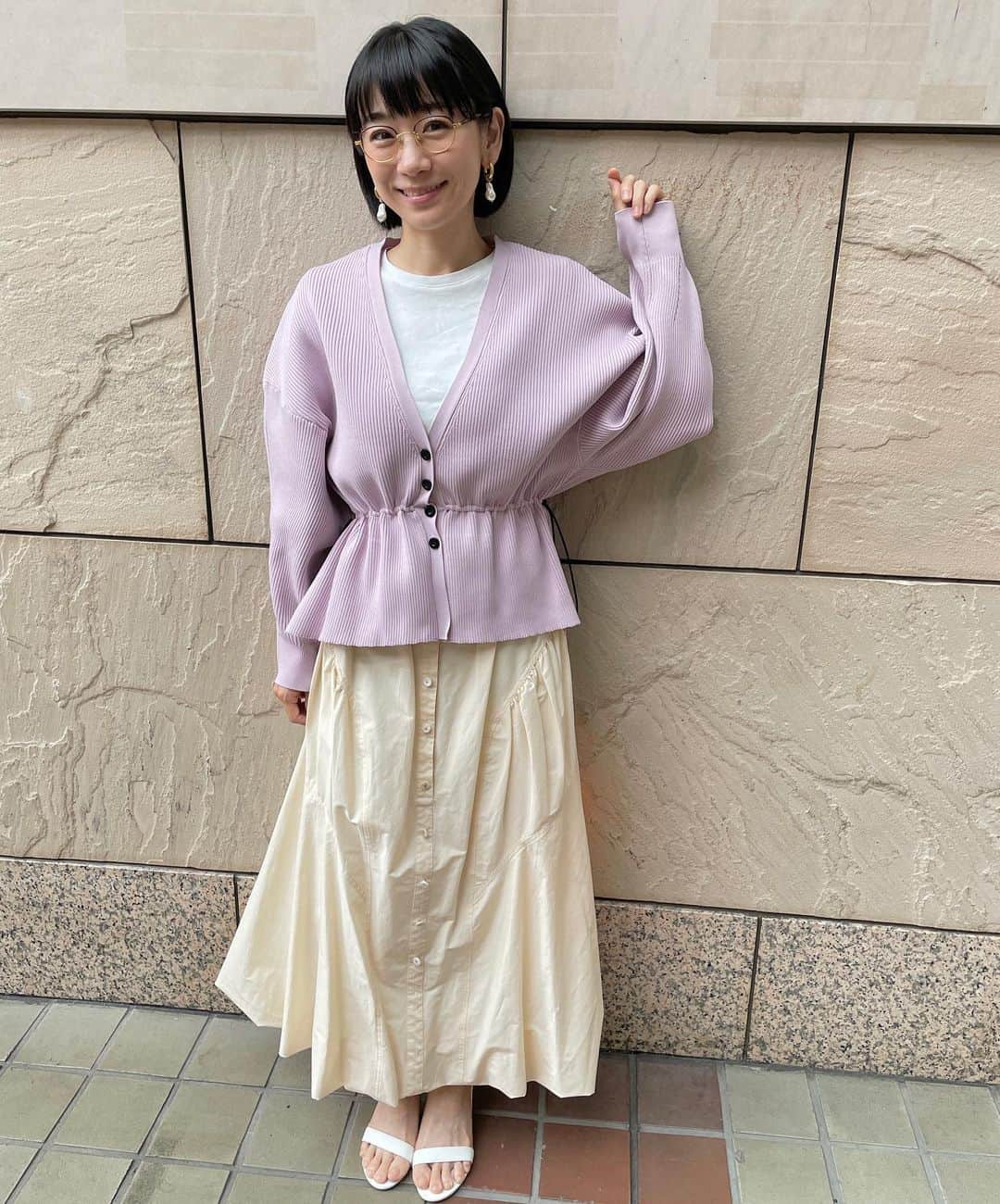 のインスタグラム：「先日の衣装☆ ・ ホールでのお仕事だったので、会場が寒かったら…と思いカーディガンにしました☆ 本当に寒かったから正解でしたw スカートもふわっとバルーンになってて可愛いー！！！ ピアスもお気に入りのやつ☆ たくさん付けよーっと！ ・ 目尻の笑いジワもいい感じになってきましたなw ・ #時東ぁみ #衣装 #カーディガン #cardigan #スカート #skirt #バルーンスカート #jemmaatelier #ジェマアトリエ #アクセサリー #accessory #ピアス #limely #金アレ対応 #メガネ #glasses #steady #サンダル #sandal #Tシャツ #tshirts #shein  #お気に入り #目尻 #シワ #そんなお年頃」