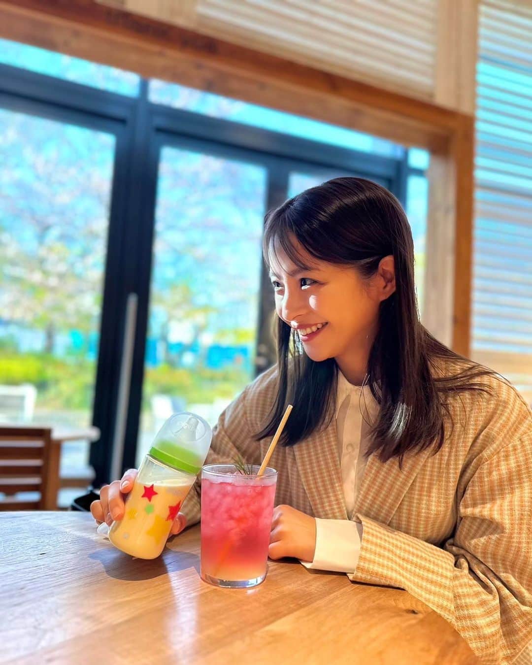 綺咲愛里さんのインスタグラム写真 - (綺咲愛里Instagram)「. good morning🔆 まだ桜が咲いてた時期の🌸 赤ちゃんのミルクとセルフかんぱい🍼 にやにや🤤 ⁡ ⁡」6月7日 8時57分 - kisaki_airi