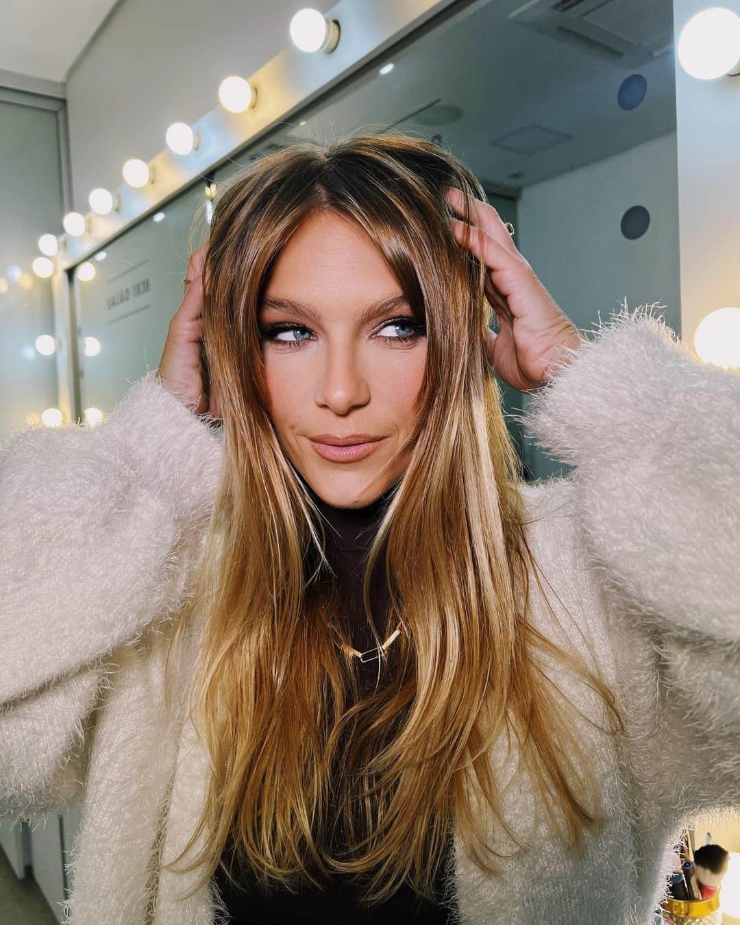 イザベラ・サントーニのインスタグラム：「Uma make marrom nada básica! Aprovada? 😝  Make by: @wagnecarvalho  #Beauty #MakeUp」