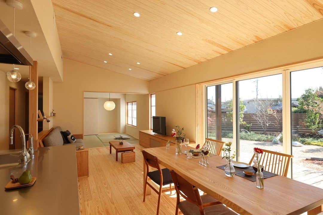 安成工務店さんのインスタグラム写真 - (安成工務店Instagram)「屋根の形を活用した平屋ならではの大きな勾配天井のあるLDK。和室とひとつながりにすることで大人数の来客にも対応します。  more photos…@yasunari_komuten  ...............  💡暮らしの中の“ちょっといいな”を集めました @yasunari_life  💡安成工務店がご提案する家具ショップ @ecoshop_com  ...............  #勾配天井リビング #勾配天井ダイニング #大人数にも対応する間取り #吹き抜けのある家 #安成工務店 #yasunari #工務店 #注文住宅 #住宅 #木の家 #木造 #一戸建て #新築 #マイホーム #省エネ住宅 #エネルギー自給 #自然素材 #OMソーラー #家 #無垢材 #山口県 #福岡県 #季節を楽しむ #津江杉 #珪藻土 #輪掛乾燥材 #家造り #和モダン #カッコイイ家 #家づくり記録」6月7日 8時51分 - yasunari_komuten