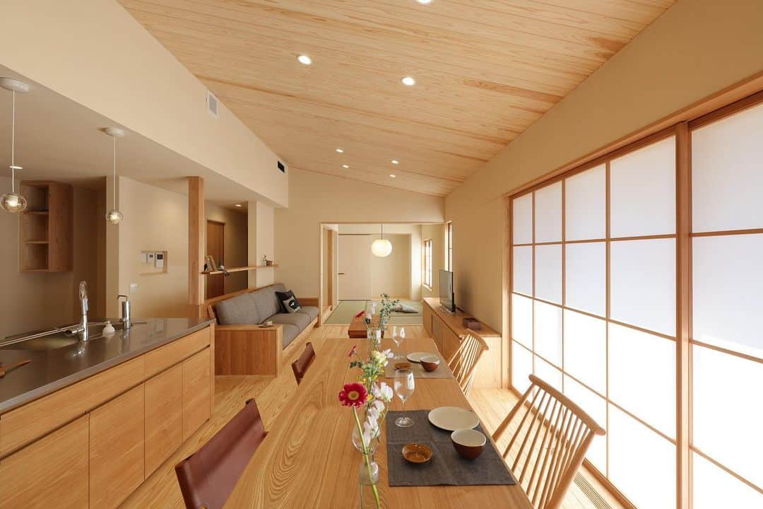 安成工務店さんのインスタグラム写真 - (安成工務店Instagram)「屋根の形を活用した平屋ならではの大きな勾配天井のあるLDK。和室とひとつながりにすることで大人数の来客にも対応します。  more photos…@yasunari_komuten  ...............  💡暮らしの中の“ちょっといいな”を集めました @yasunari_life  💡安成工務店がご提案する家具ショップ @ecoshop_com  ...............  #勾配天井リビング #勾配天井ダイニング #大人数にも対応する間取り #吹き抜けのある家 #安成工務店 #yasunari #工務店 #注文住宅 #住宅 #木の家 #木造 #一戸建て #新築 #マイホーム #省エネ住宅 #エネルギー自給 #自然素材 #OMソーラー #家 #無垢材 #山口県 #福岡県 #季節を楽しむ #津江杉 #珪藻土 #輪掛乾燥材 #家造り #和モダン #カッコイイ家 #家づくり記録」6月7日 8時51分 - yasunari_komuten