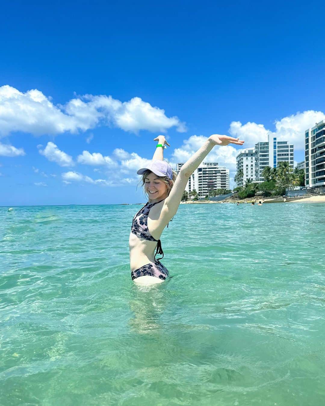 リンジー・スターリングのインスタグラム：「Beaches and bums.」