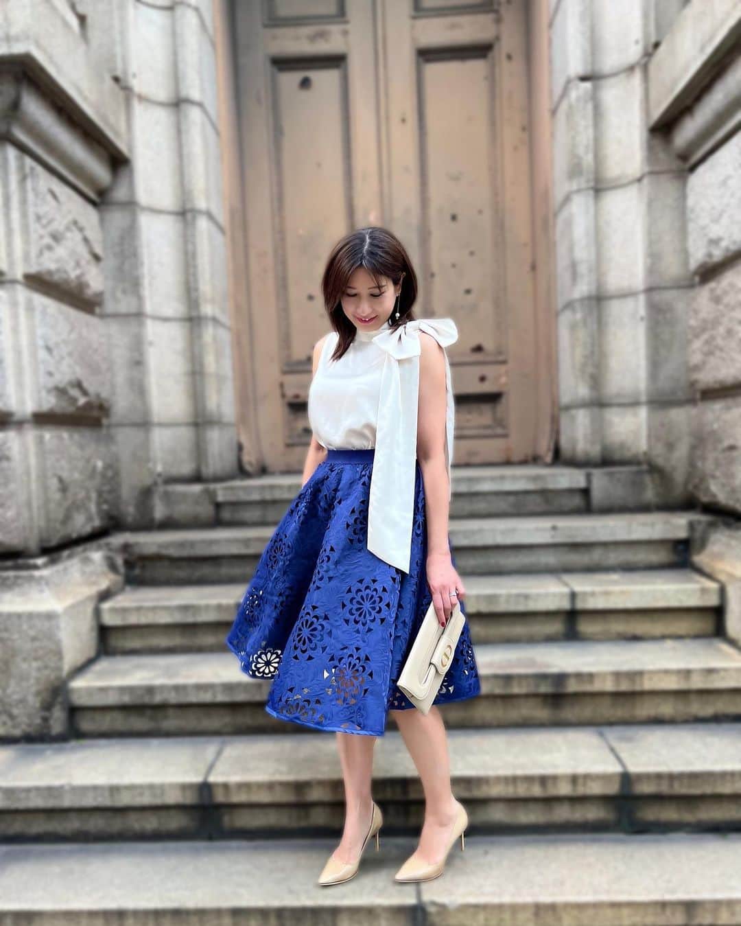 田中浩実さんのインスタグラム写真 - (田中浩実Instagram)「/Navy✖️Beige  花の型に抜かれている愛らしくも上品なネイビースカート。  華やかでとってもお洒落♡ お呼ばれにも良いけど程よいカジュアル感もあるのでどちらにも良さそうです♡  ウエストもゴムだからとっても楽♪  Skirt @ala_mode2015  商品番号 #mode-0732 Shoes @jimmychoo  Bag @dior   #sawaalamode #サワアラモード#サワジェンヌ #モデル  #コーディネート #レディースファッション #大人女子 #大人ファッション #大人コーデ #アラフィフファッション #アラフィフコーデ #アラフィフ女子 #50代コーデ  #PR #lifestyle #fashion」6月7日 9時01分 - hiromi.tanaka.japan