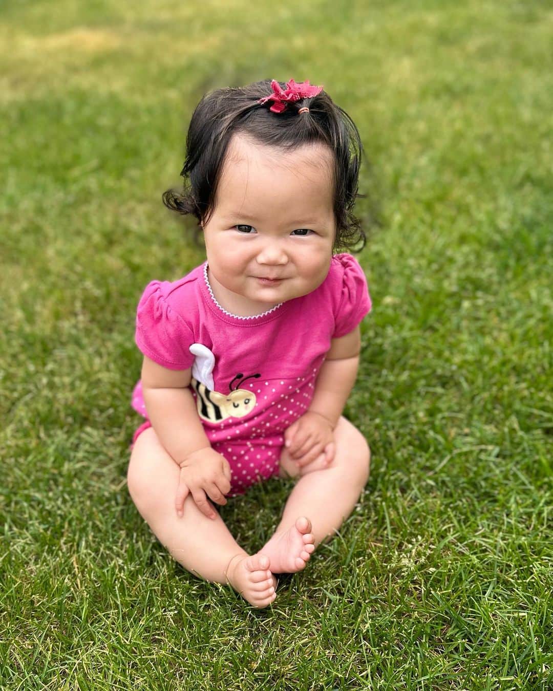 エリナ シルカのインスタグラム：「Not so sure about the grass 😒😂」