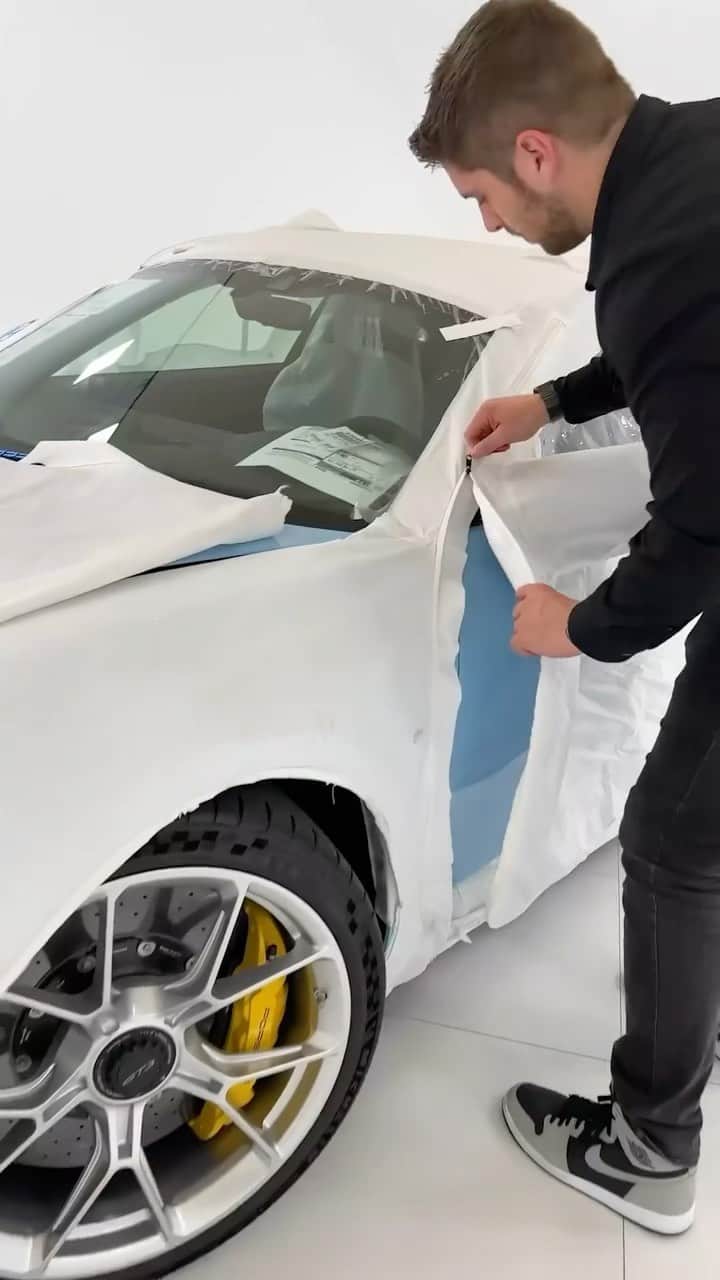 WATCHMANIAのインスタグラム：「Unwrapping a PTS (PaintToSample) Gulf Blue 992 GT3 🧿  @ptrs @championporsche 📹 #asmr #porsche #porschegt3」