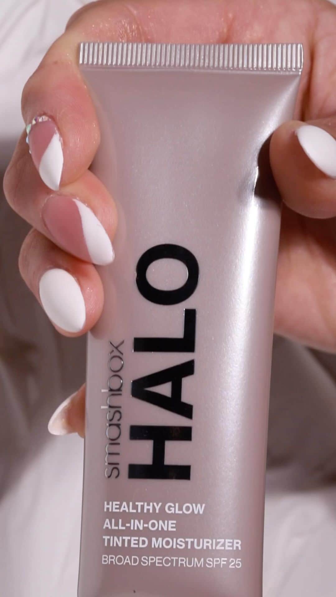 Smashboxのインスタグラム：「Your your-skin-but-better coverage but longwearing, duh ✨ Shop Halo tinted moisturizer spf 25 at smashbox.com | Link in bio 😮‍💨」