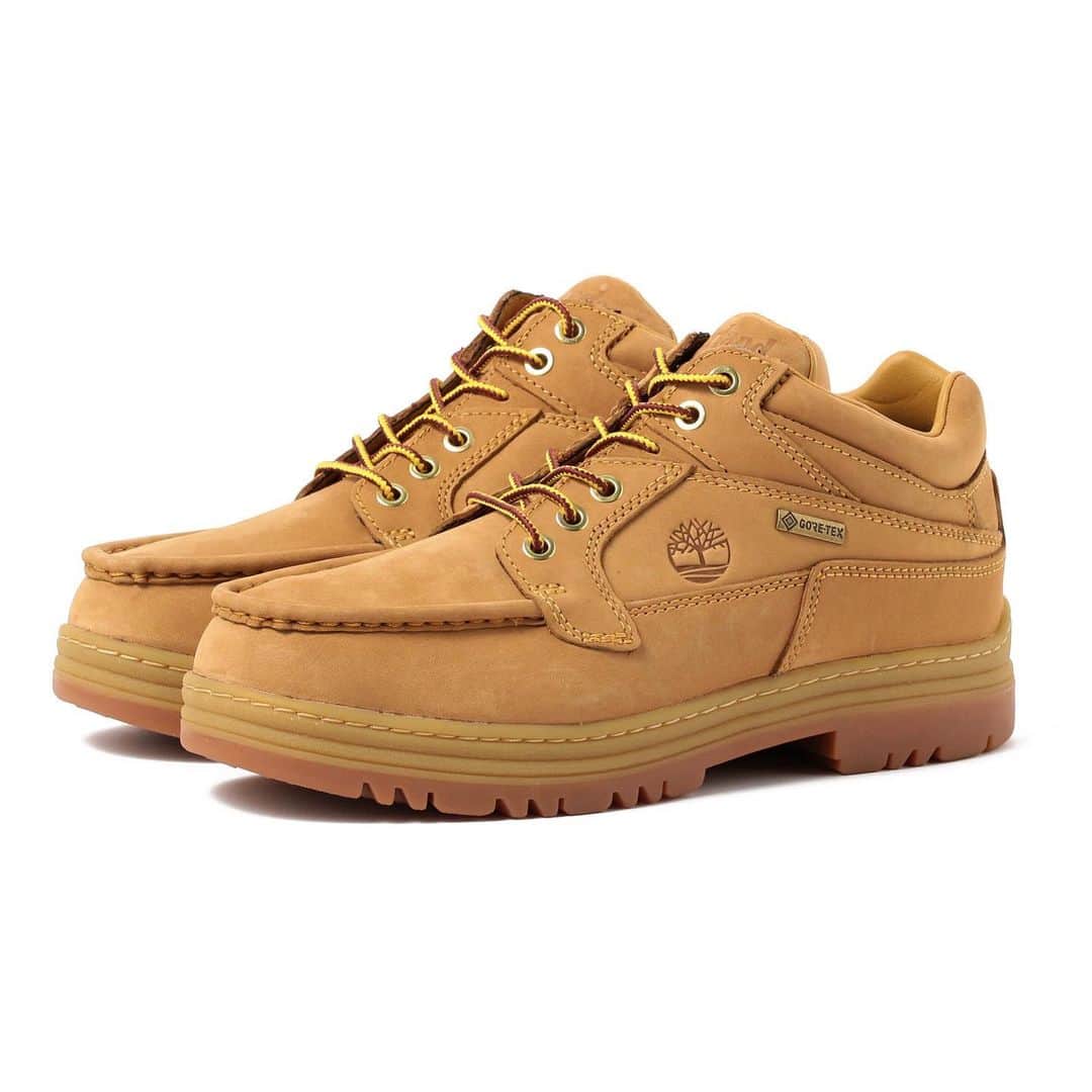 のインスタグラム：「【HYNM PICK】90年代を代表する〈Timberland〉の名作でありながら、日本では十数年発売のなかった「MOC TOE」。  これに目を付けたのは〈BEAMS〉です。  別注のポイントは色にあり、〈Timberland〉を語る上で欠かせない「イエローブーツ」のウィートカラーを纏わせました。  かつてのものと同様に「GORE-TEX®︎」を搭載しているので、雨の多いこれからの時期にも便利。アウトドアフィールドはもちろん、街でも映える一足です。  6月10日（土）から「ビームス 原宿」を含む、全国の〈BEAMS〉レーベルの取り扱い店舗で発売。6月17日（土）から〈Timberland〉の一部のショップに並びます。  この面構え、好きな人も多いのではないでしょうか。  #HYNMPICK #Timberland #BEAMS #timberlandboots #yellowboots @beams_official @beams_mens_casual @timberland_jpn」